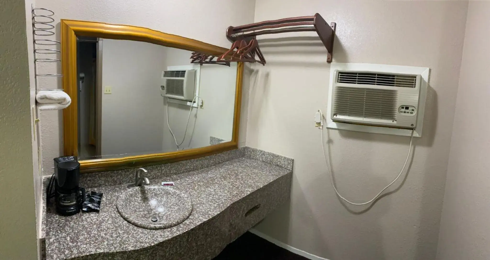 Standard King Room in Sunrise Inn Standard King Room in Sunrise Inn