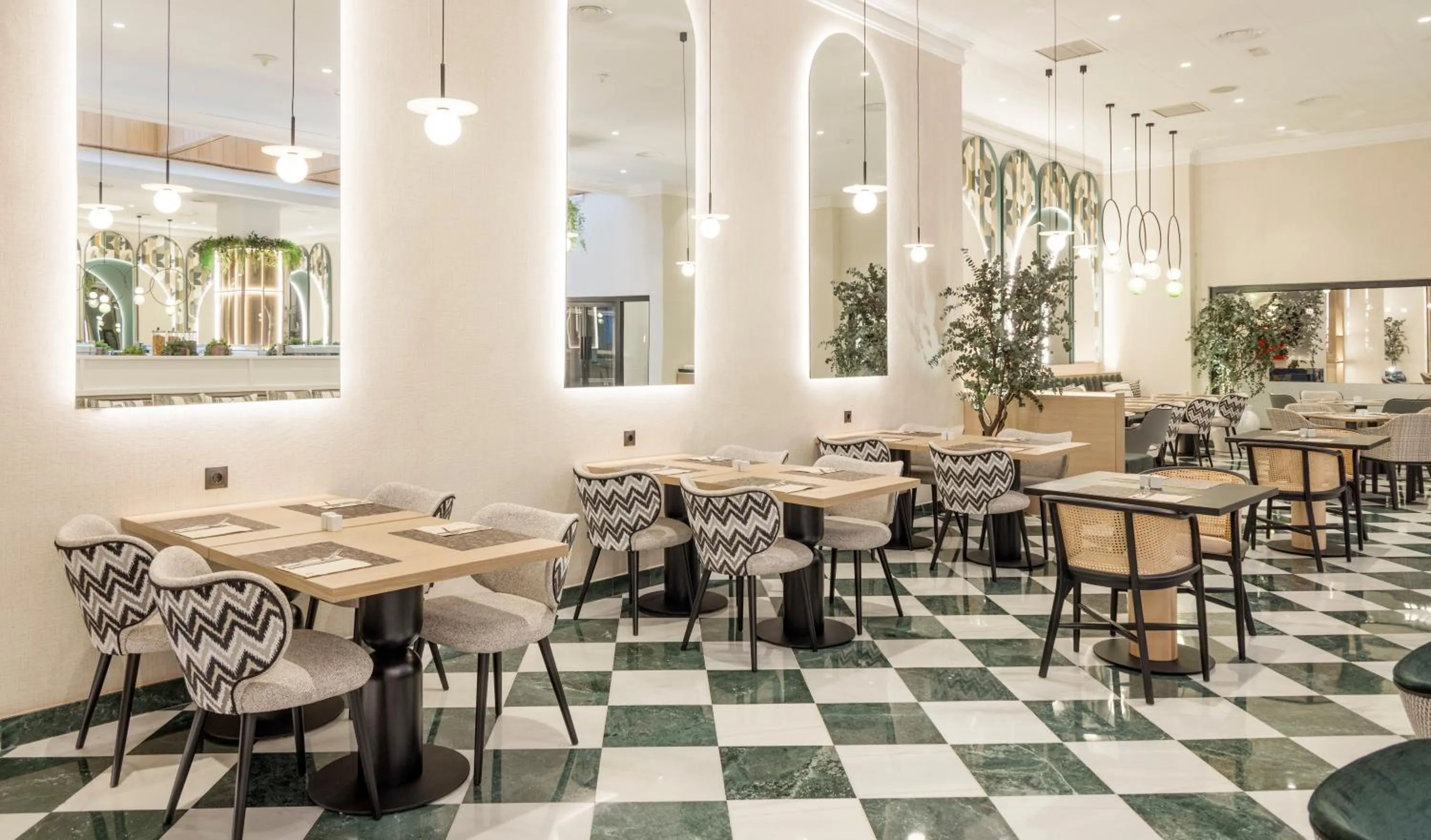 Restaurant/places to eat in Ilunion Les Corts Spa