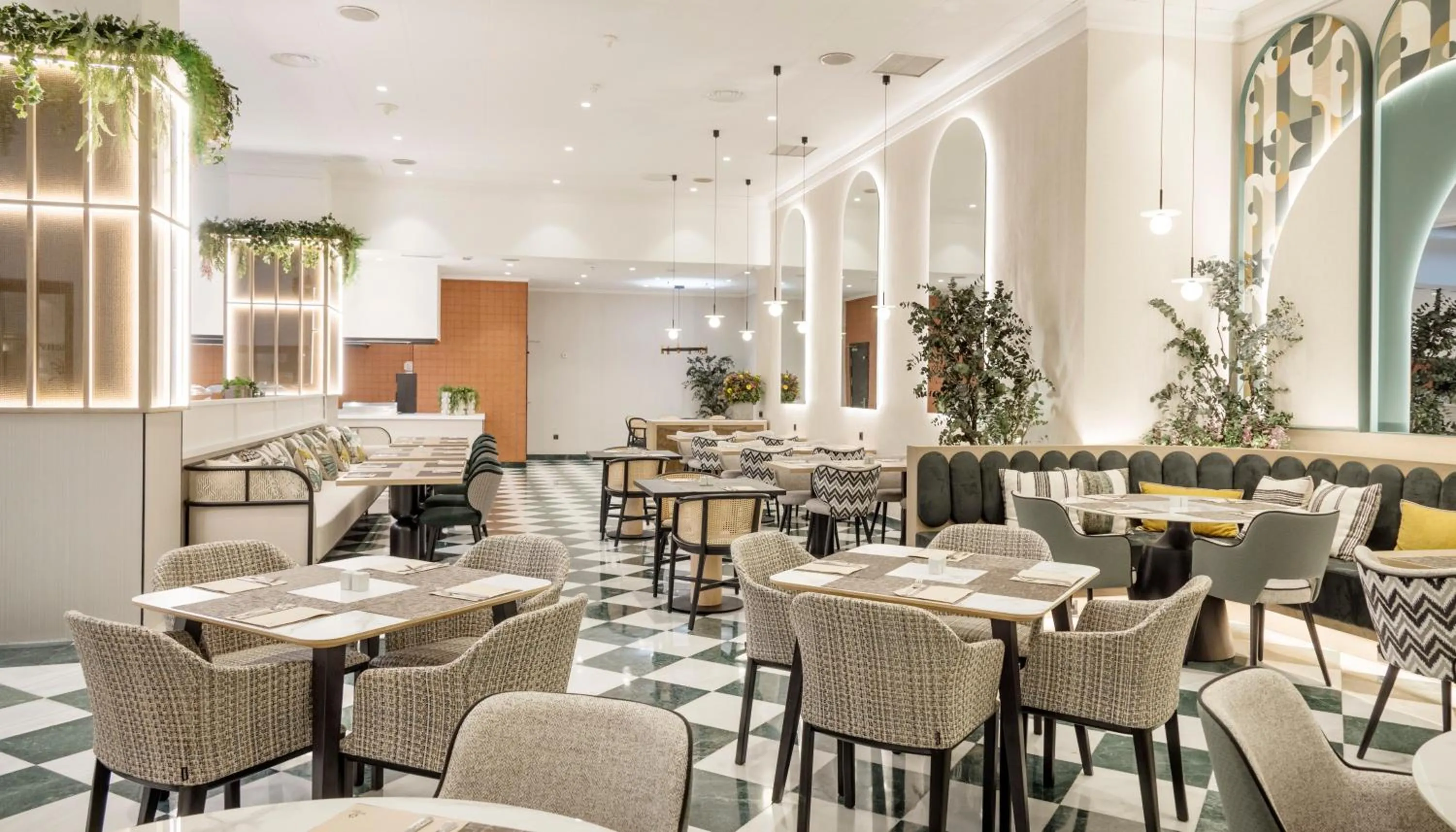 Restaurant/places to eat in Ilunion Les Corts Spa