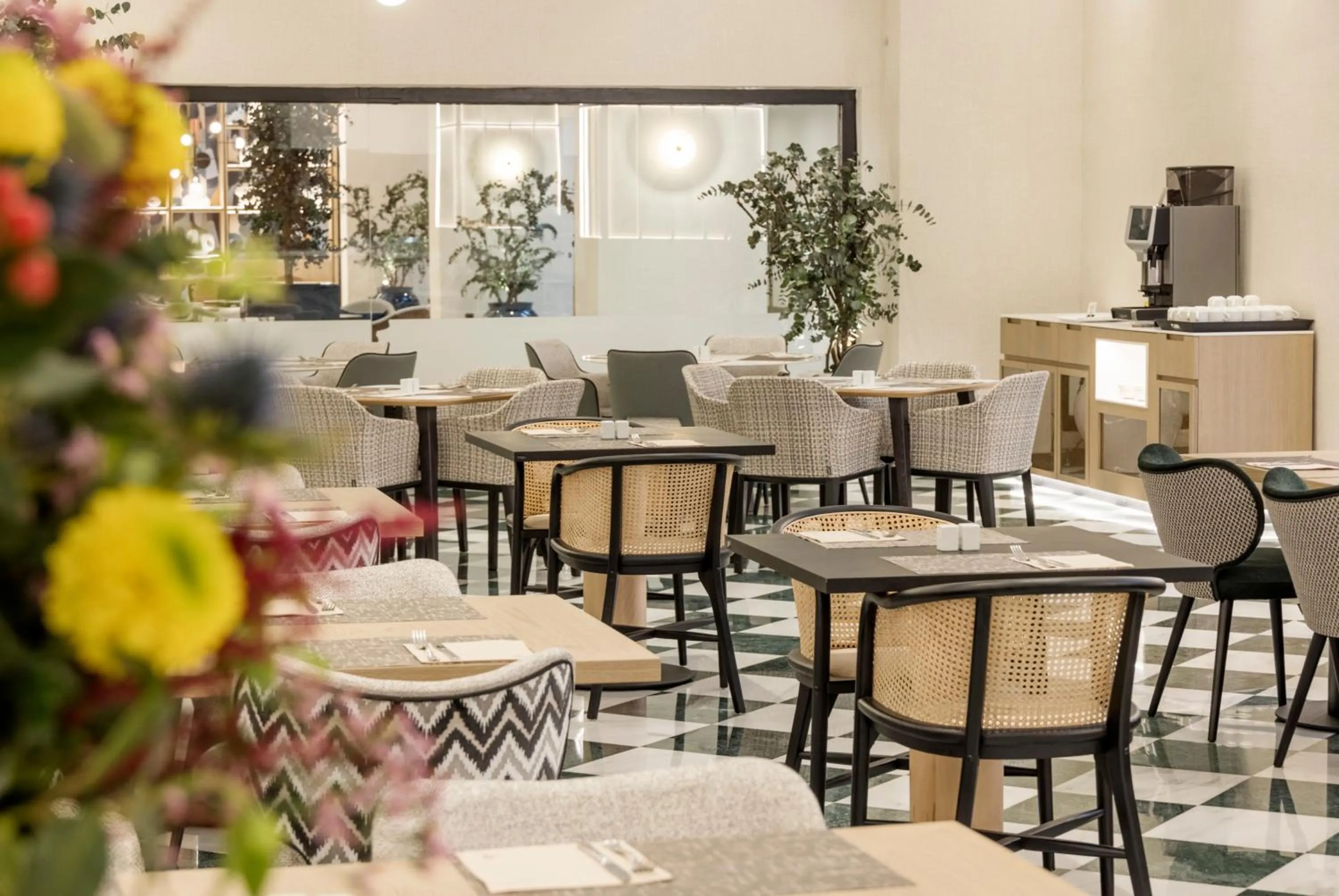 Restaurant/places to eat in Ilunion Les Corts Spa