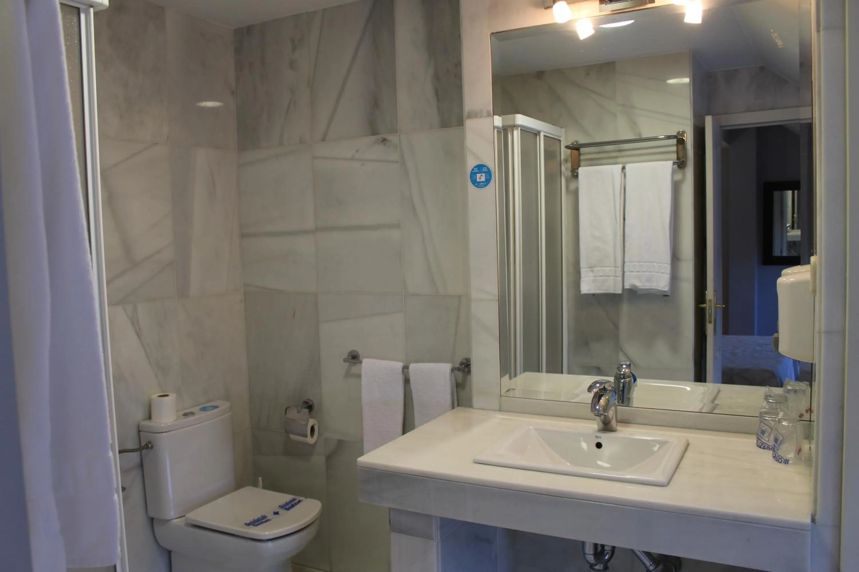 Toilet in Apartahotel Villa de Parla