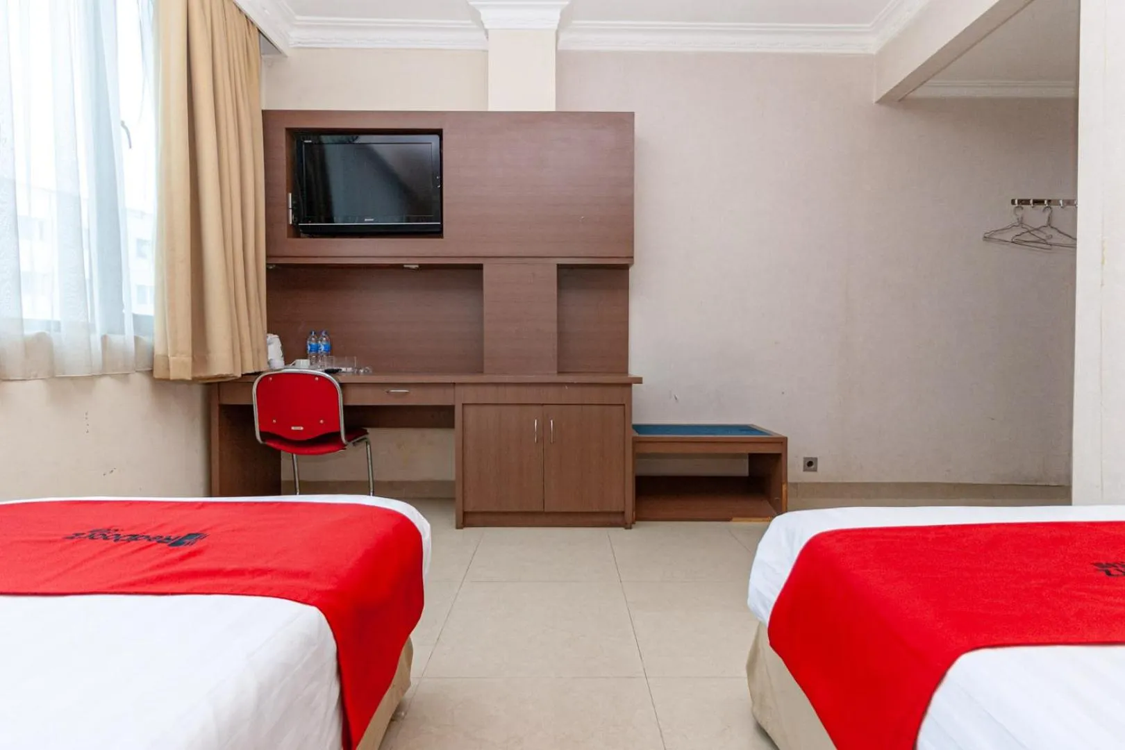 Bedroom, Bed in RedDoorz Premium at Hotel Ratu Residence