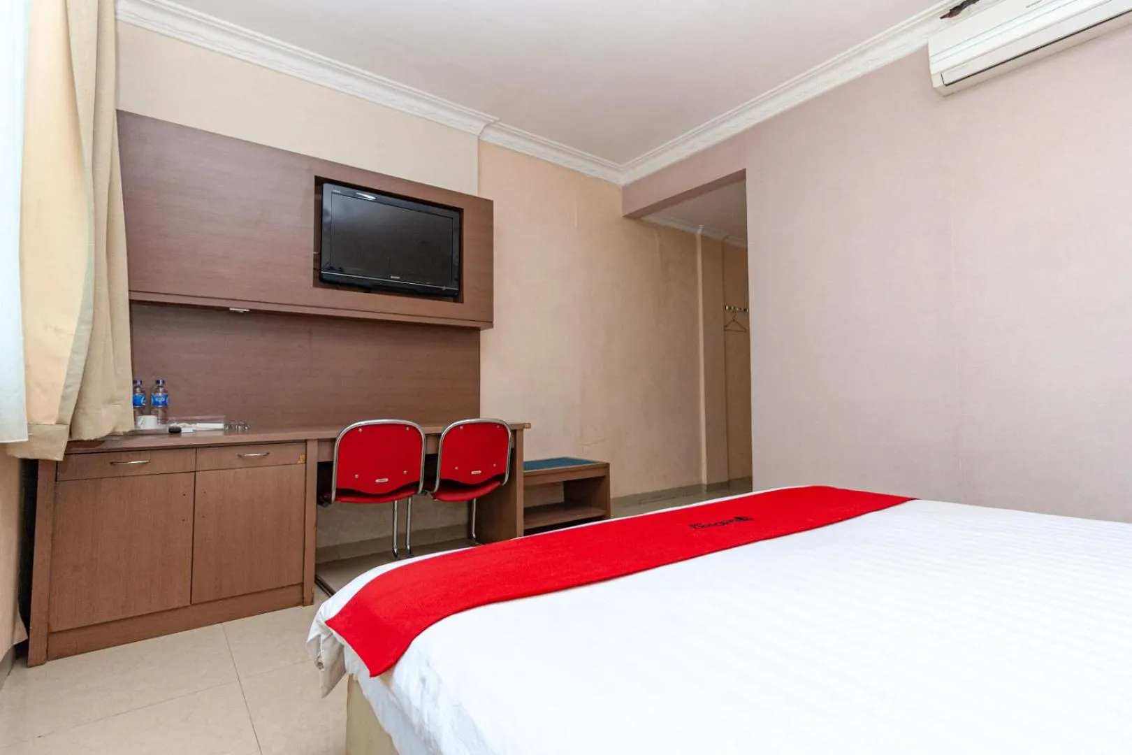Bedroom, Bed in RedDoorz Premium at Hotel Ratu Residence