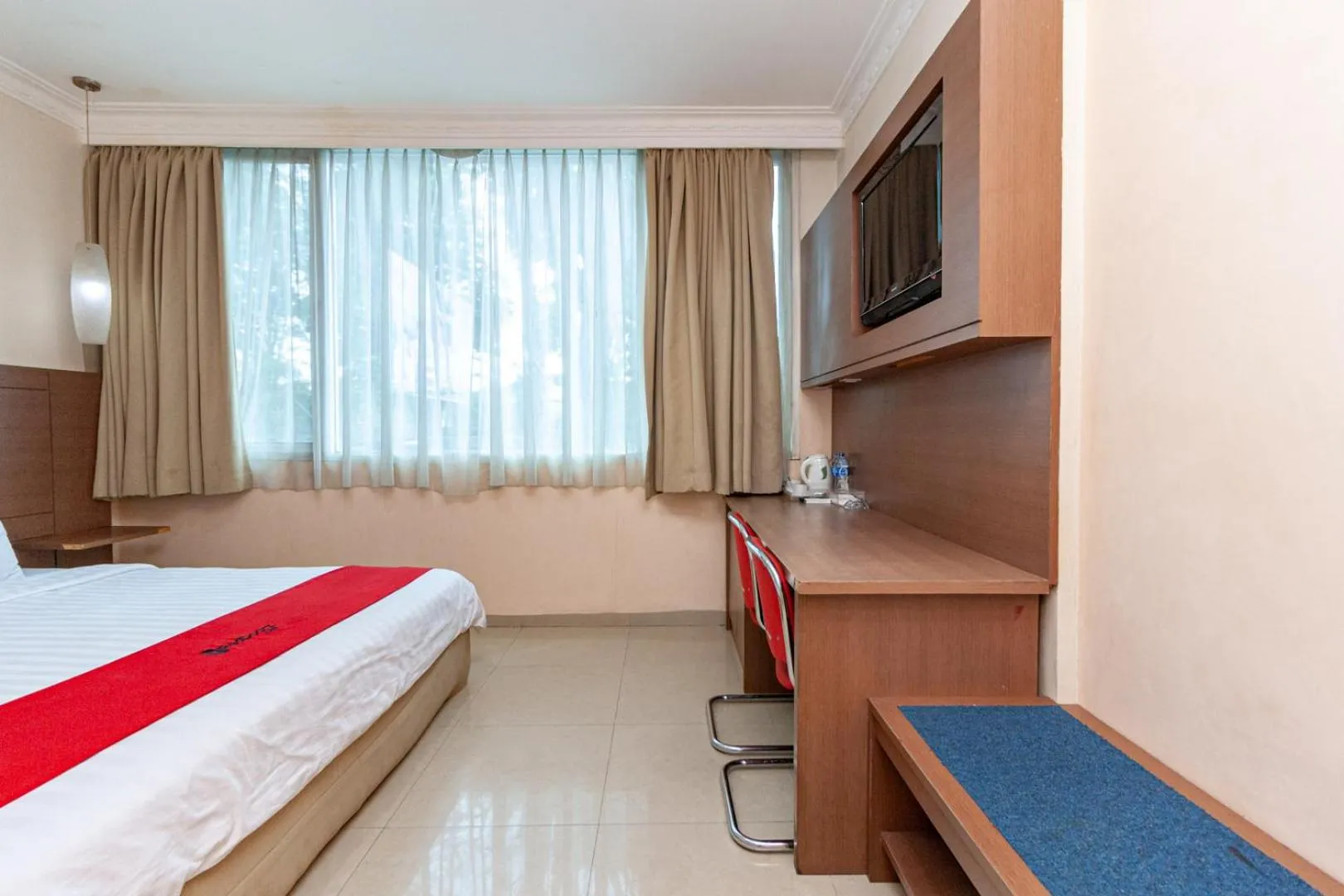 Bedroom, Bed in RedDoorz Premium at Hotel Ratu Residence