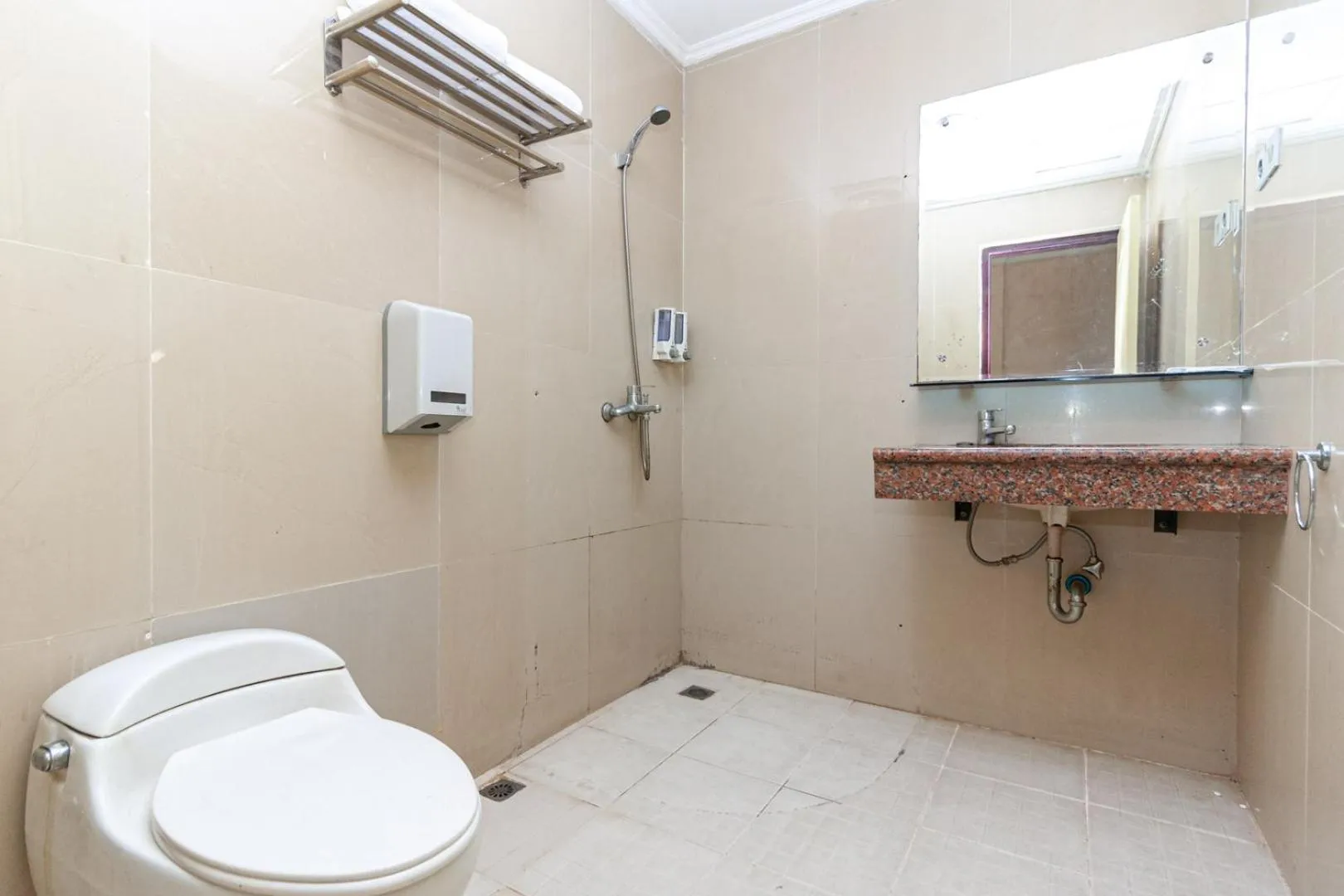Bathroom in RedDoorz Premium at Hotel Ratu Residence