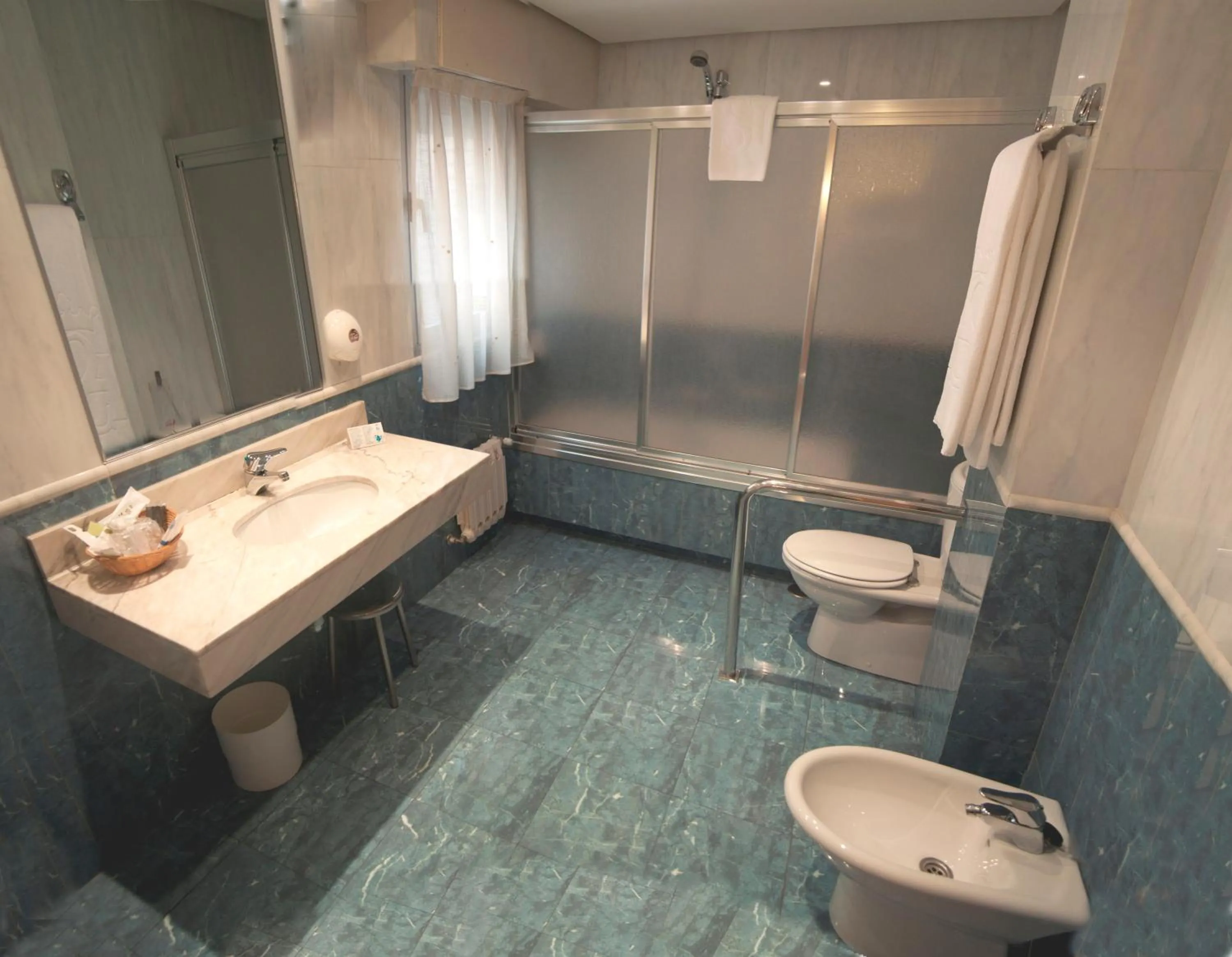 Toilet in Hotel Castilla Vieja