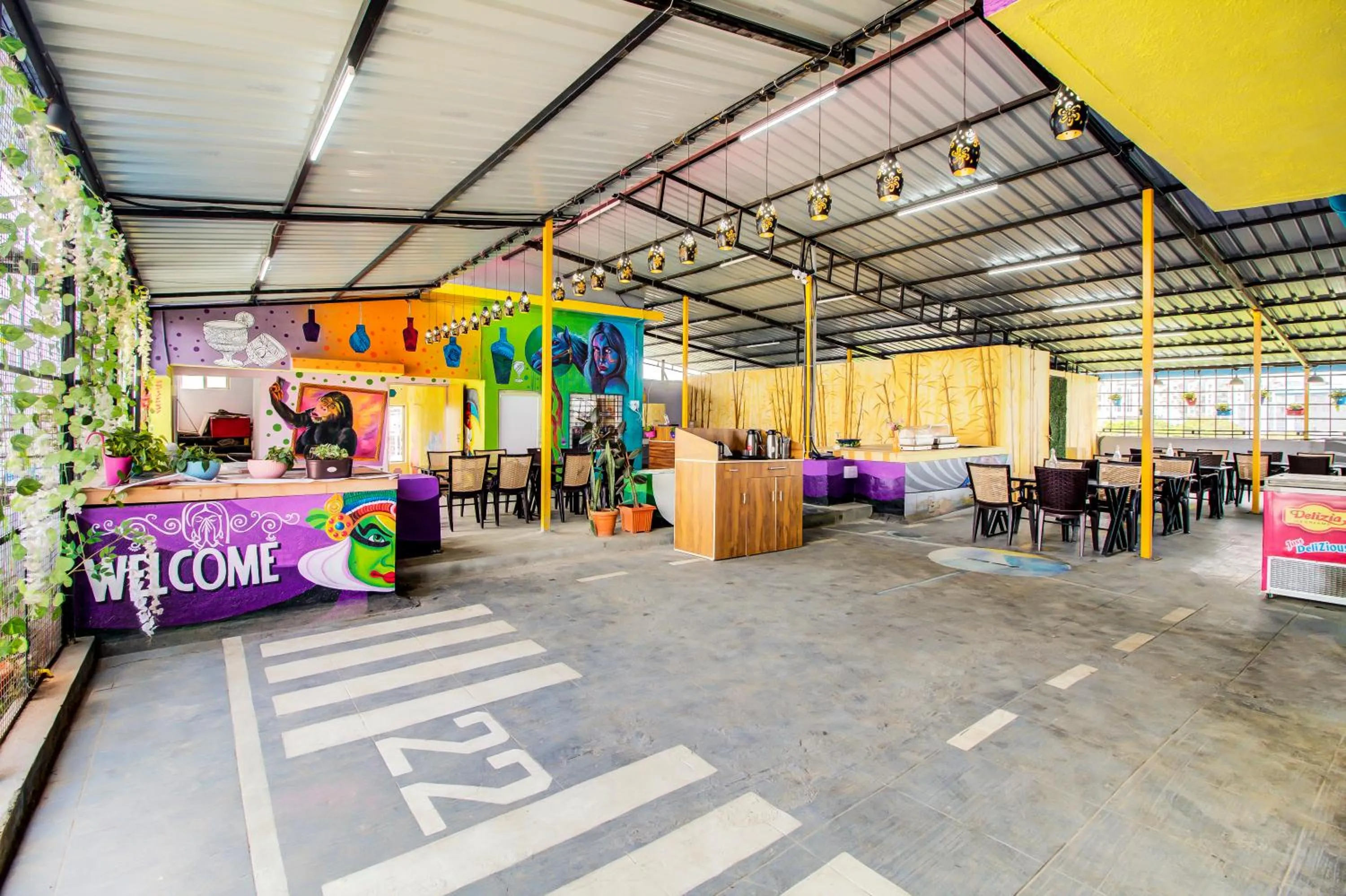 Restaurant/places to eat in Housemate Hotel