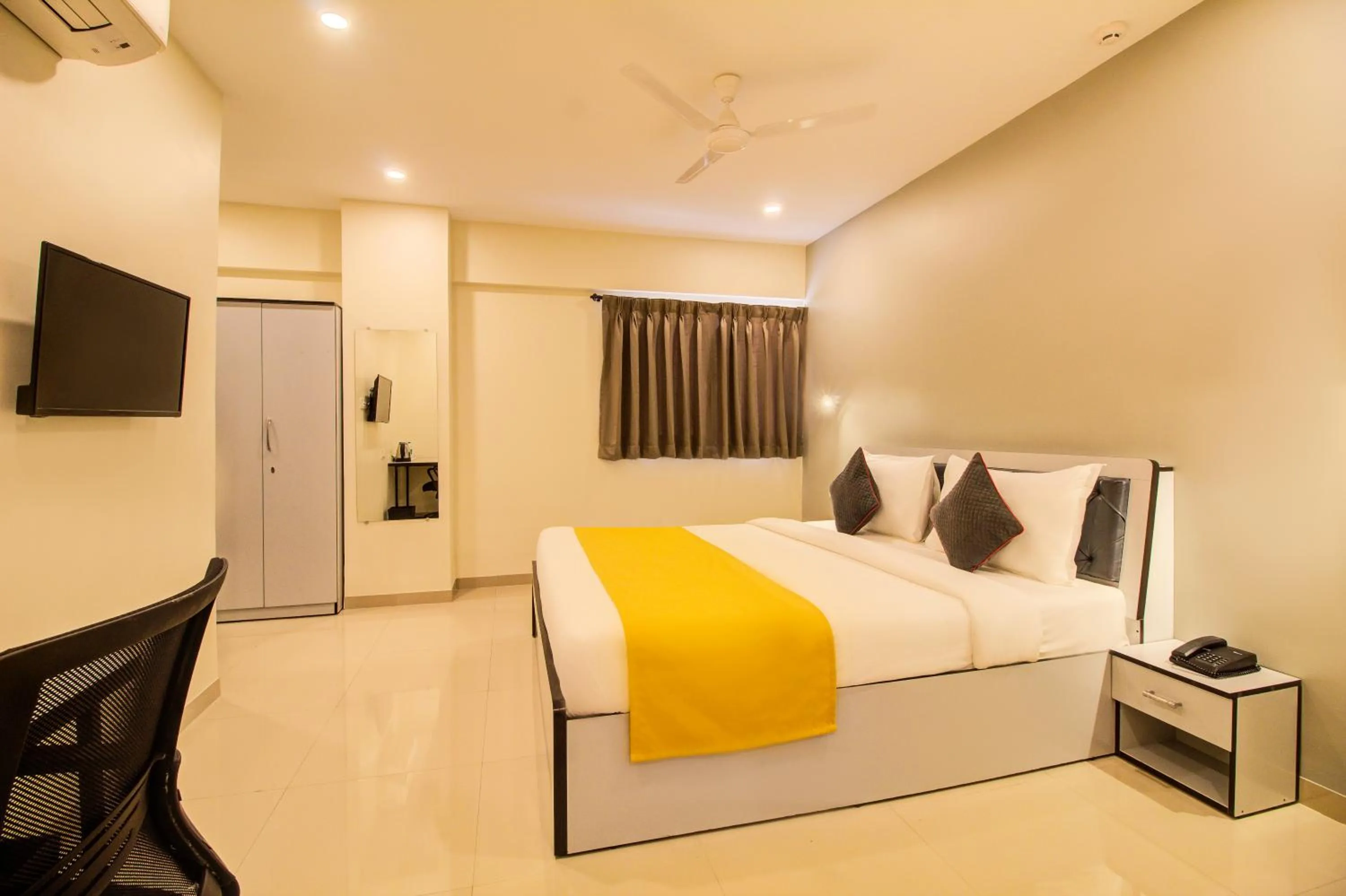 TV and multimedia in Housemate Hotel