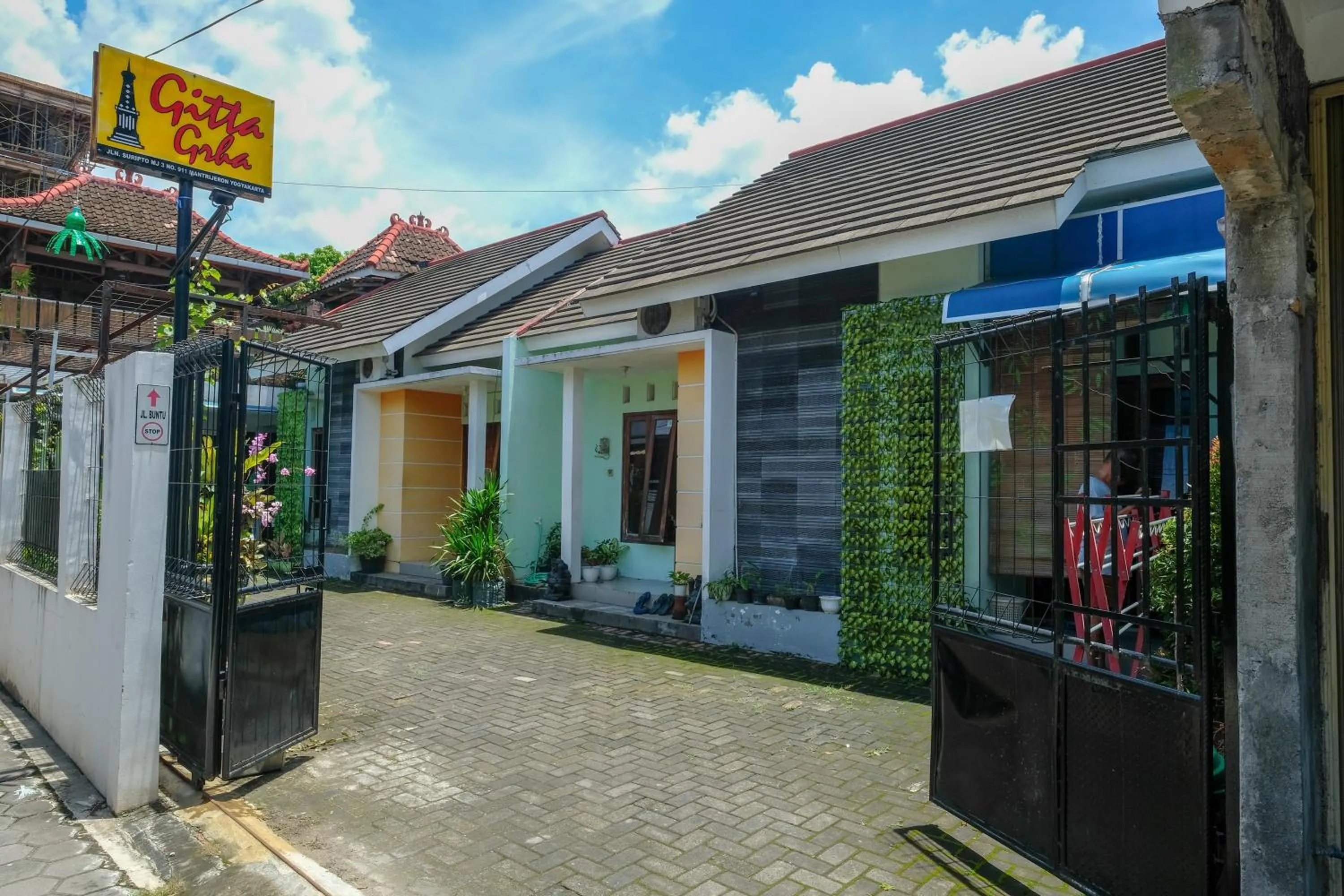 Facade/entrance in OYO 91803 Gita Graha Guest House Syariah