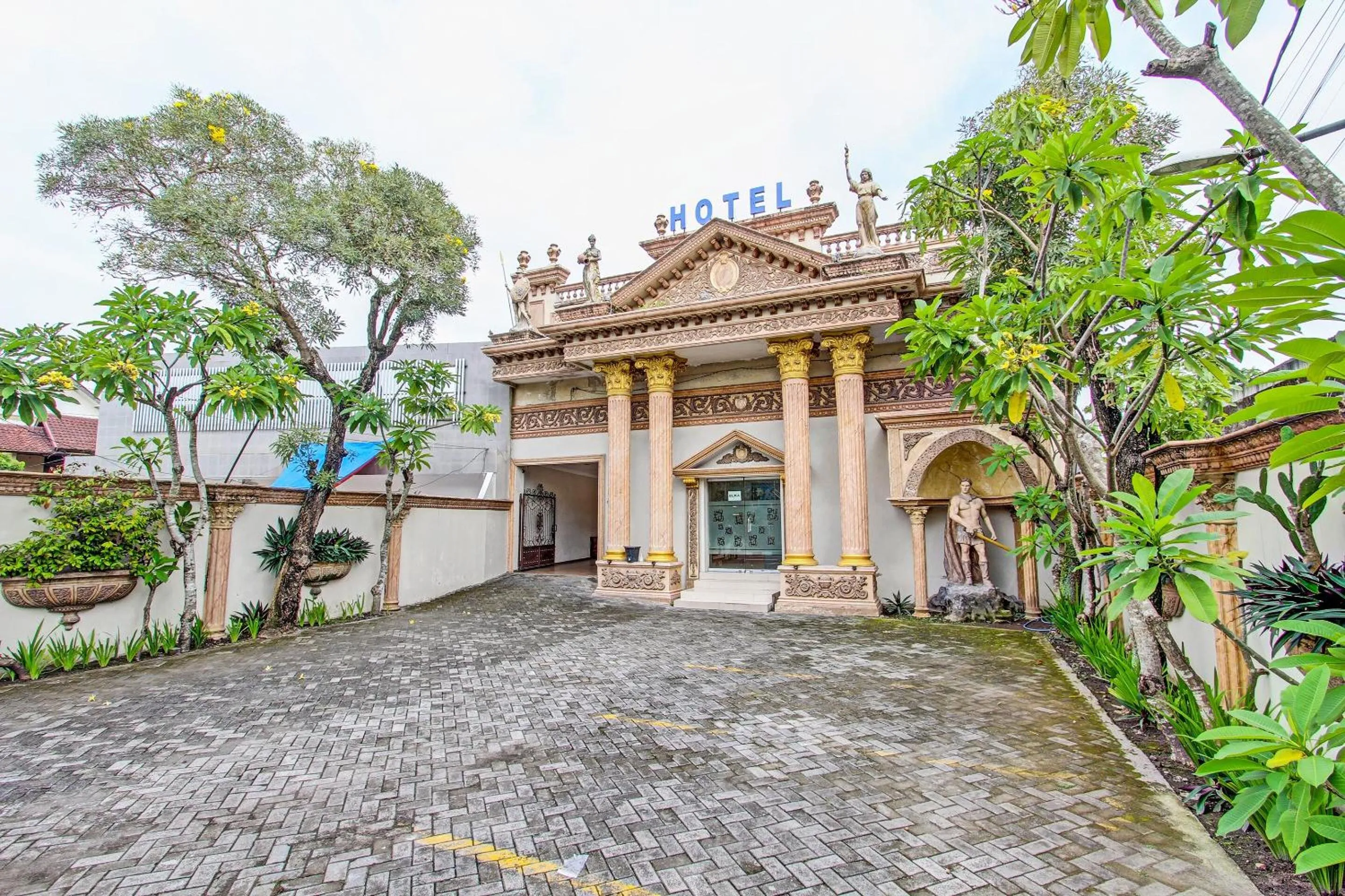 Facade/entrance in OYO 91785 Hotel Srikandi Kalasan