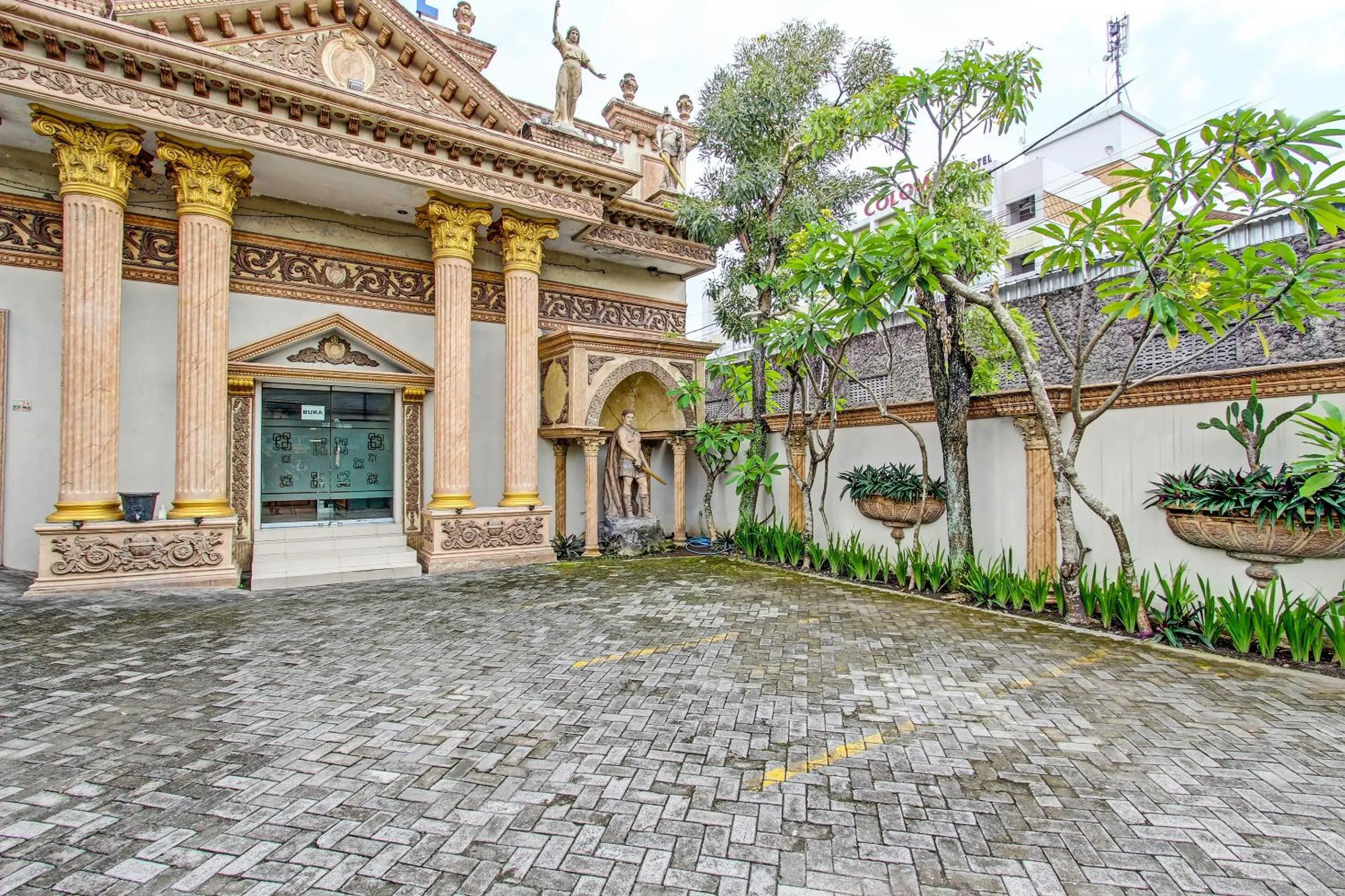 Facade/entrance in OYO 91785 Hotel Srikandi Kalasan