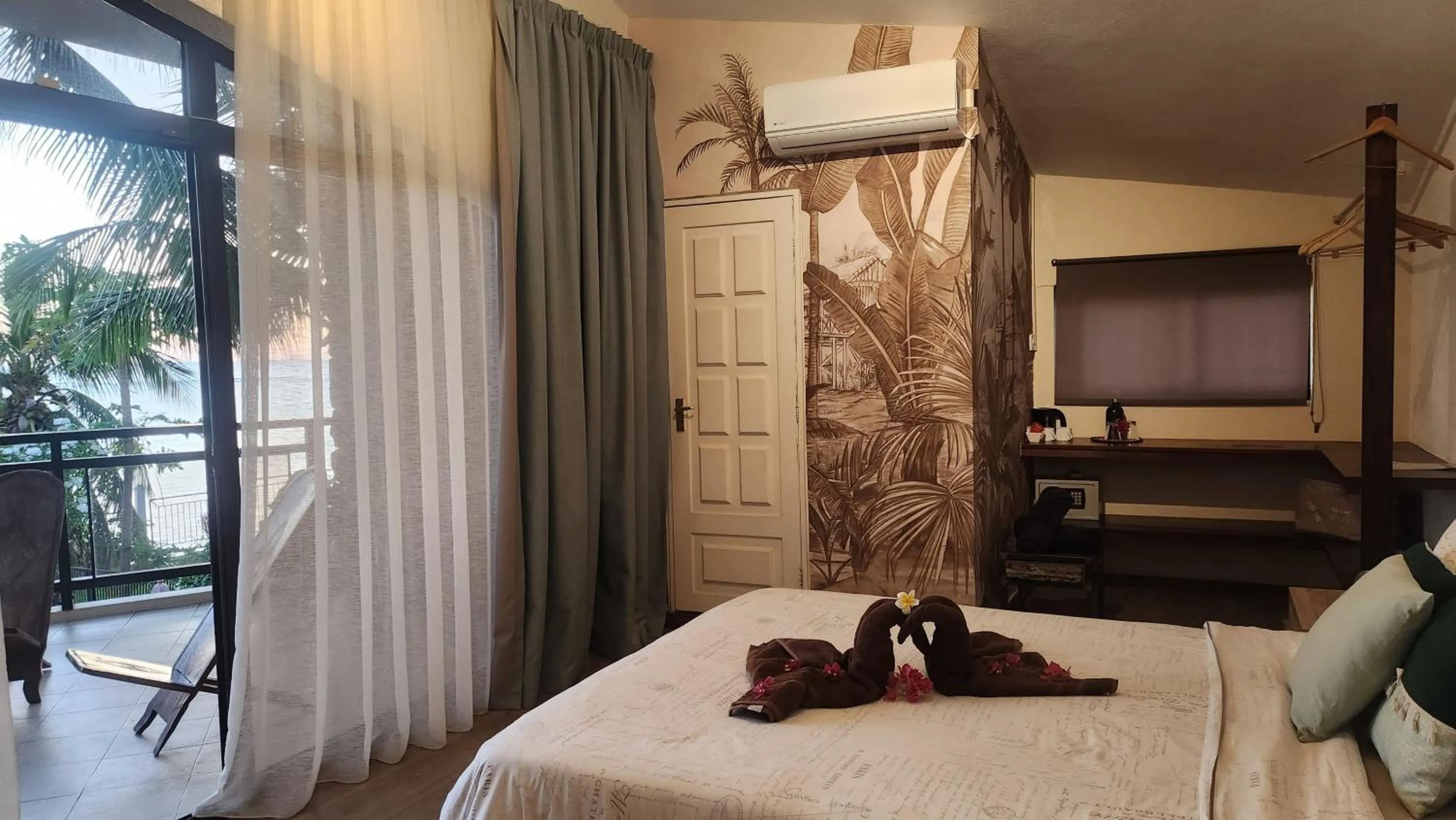 Bedroom, Bed in La Maison de la plage - Guest House