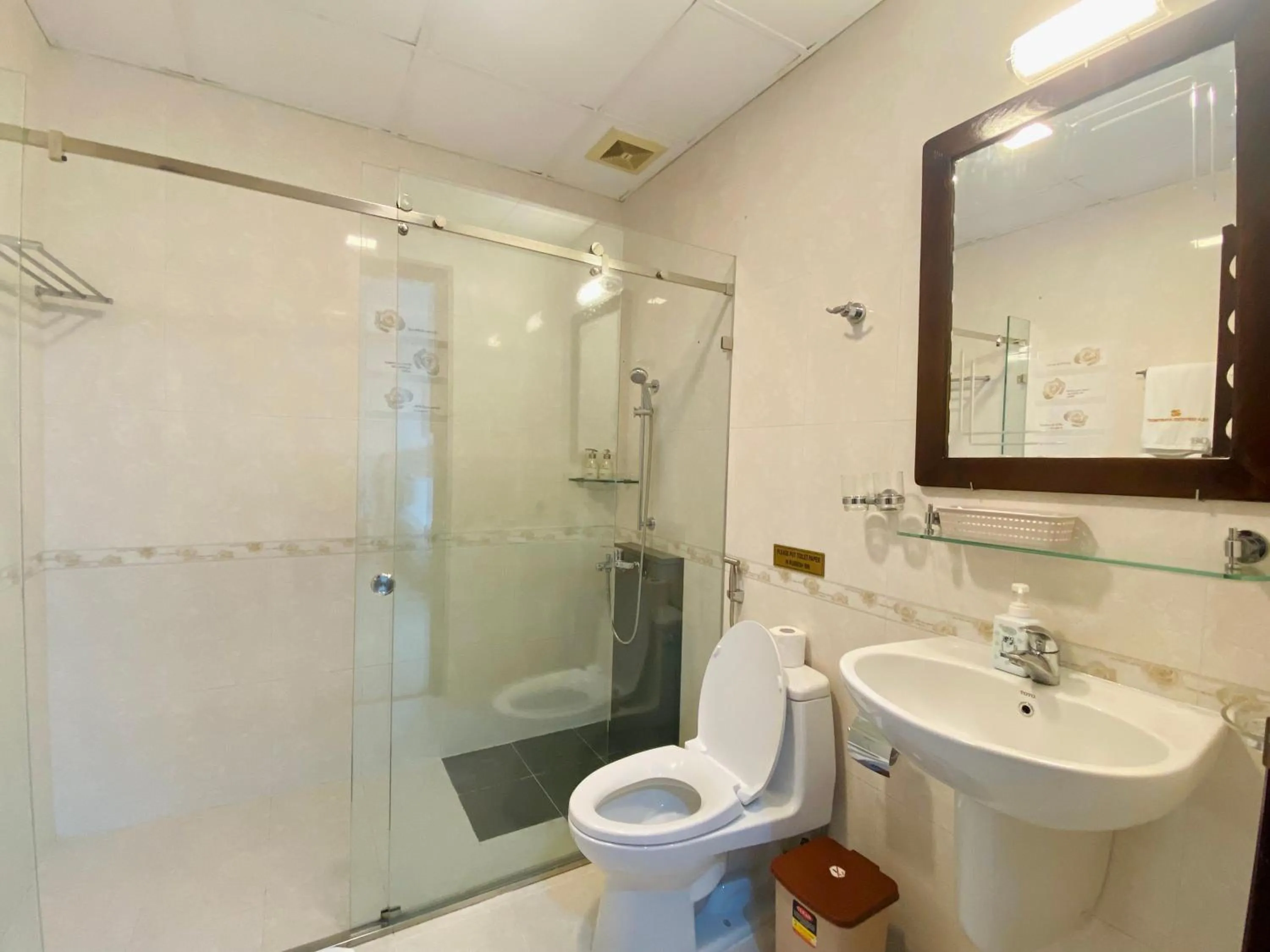 Toilet in LILA Hotel & Apartments