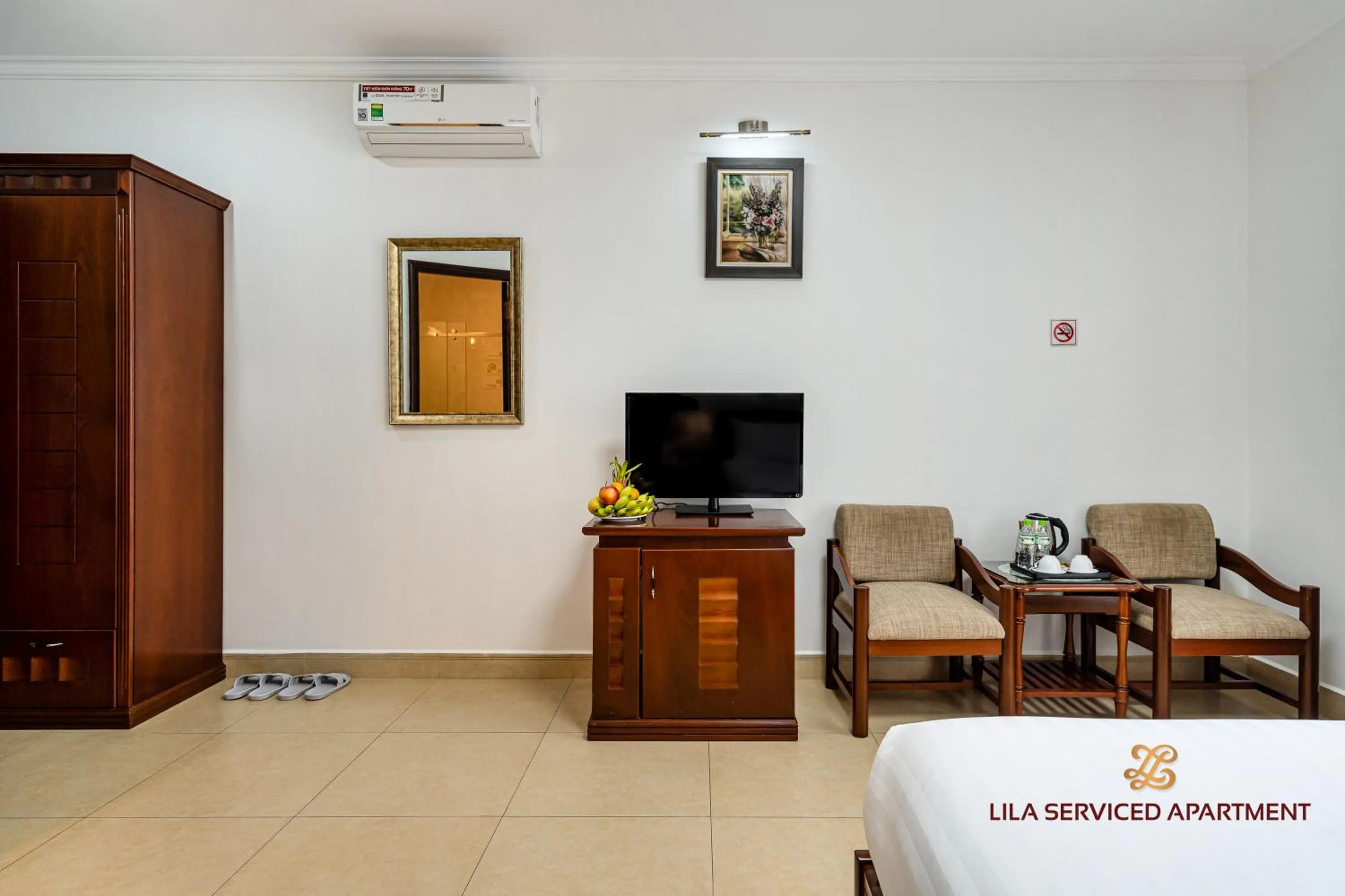 Communal lounge/ TV room in LILA Hotel & Apartments