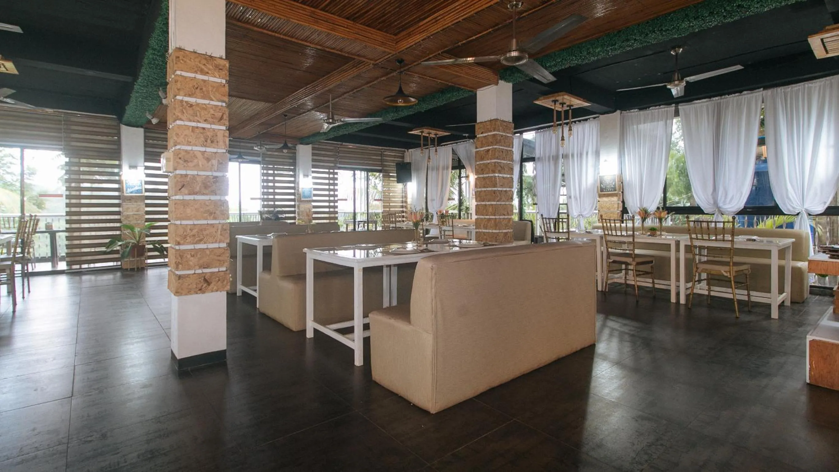 Restaurant/places to eat in RedDoorz @ Marceily Point Resort Guimaras