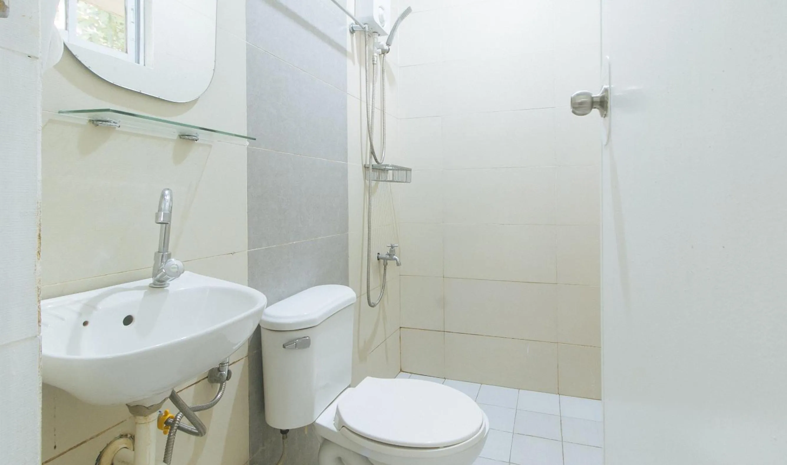 Bathroom in RedDoorz @ Marceily Point Resort Guimaras