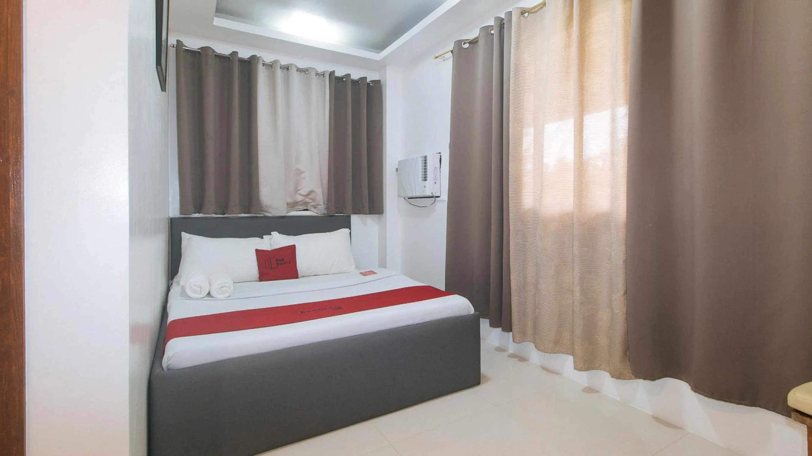 Bed in RedDoorz @ Marceily Point Resort Guimaras