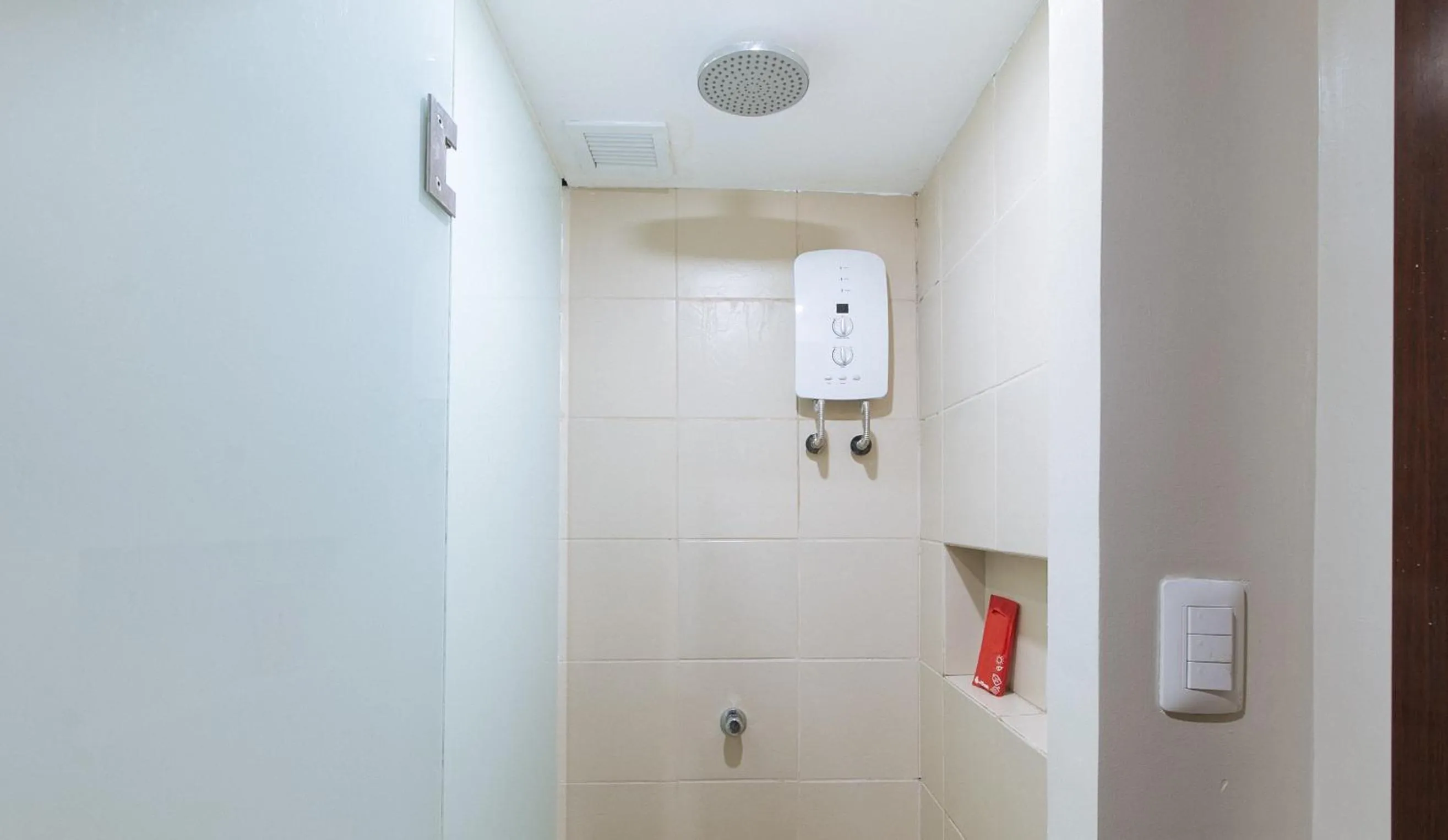 Bathroom in RedDoorz Plus near Nakpil St Taft Avenue