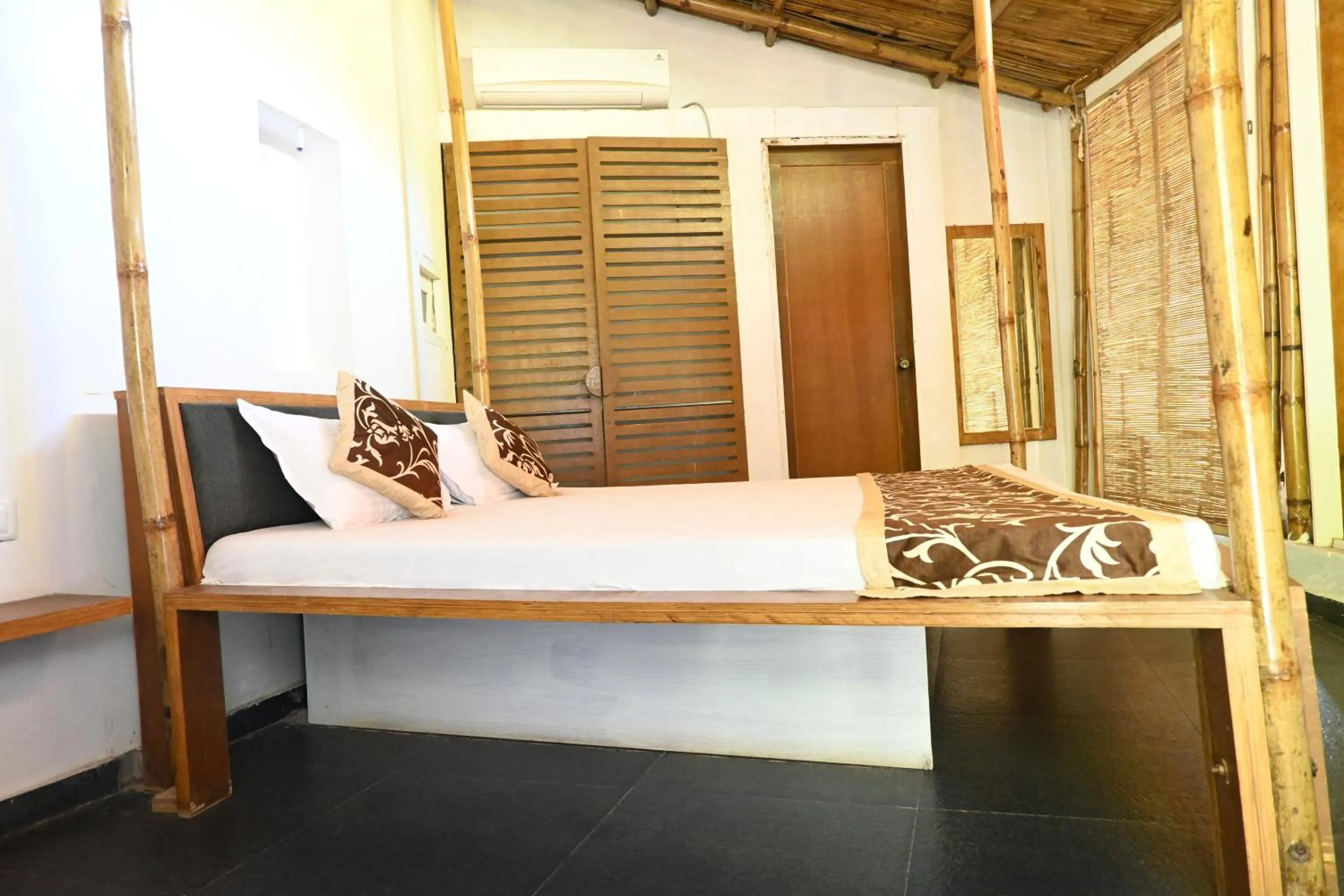 Photo of the whole room, Bed in Amraness Luxury Resort Sasan Gir
