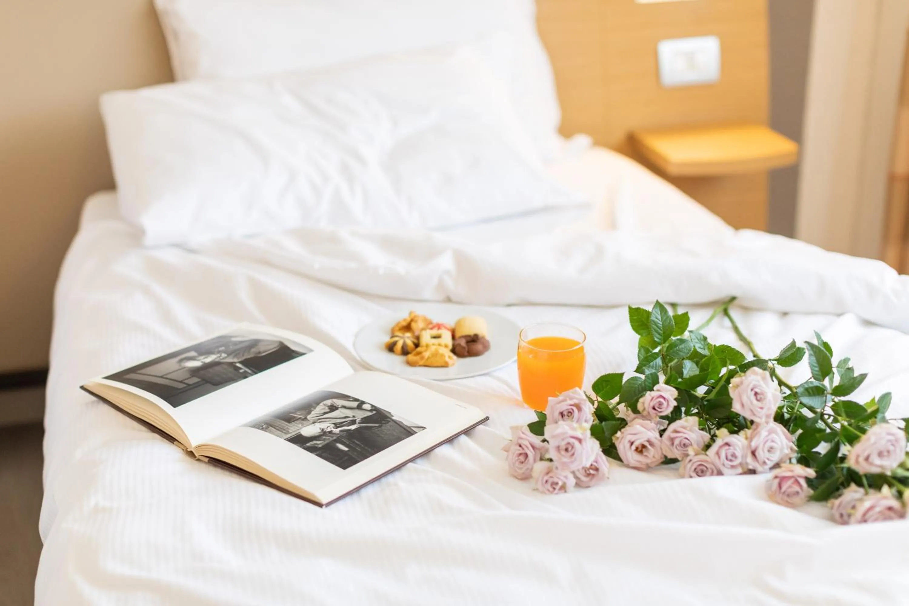 Breakfast, Bed in Living Place Hotel