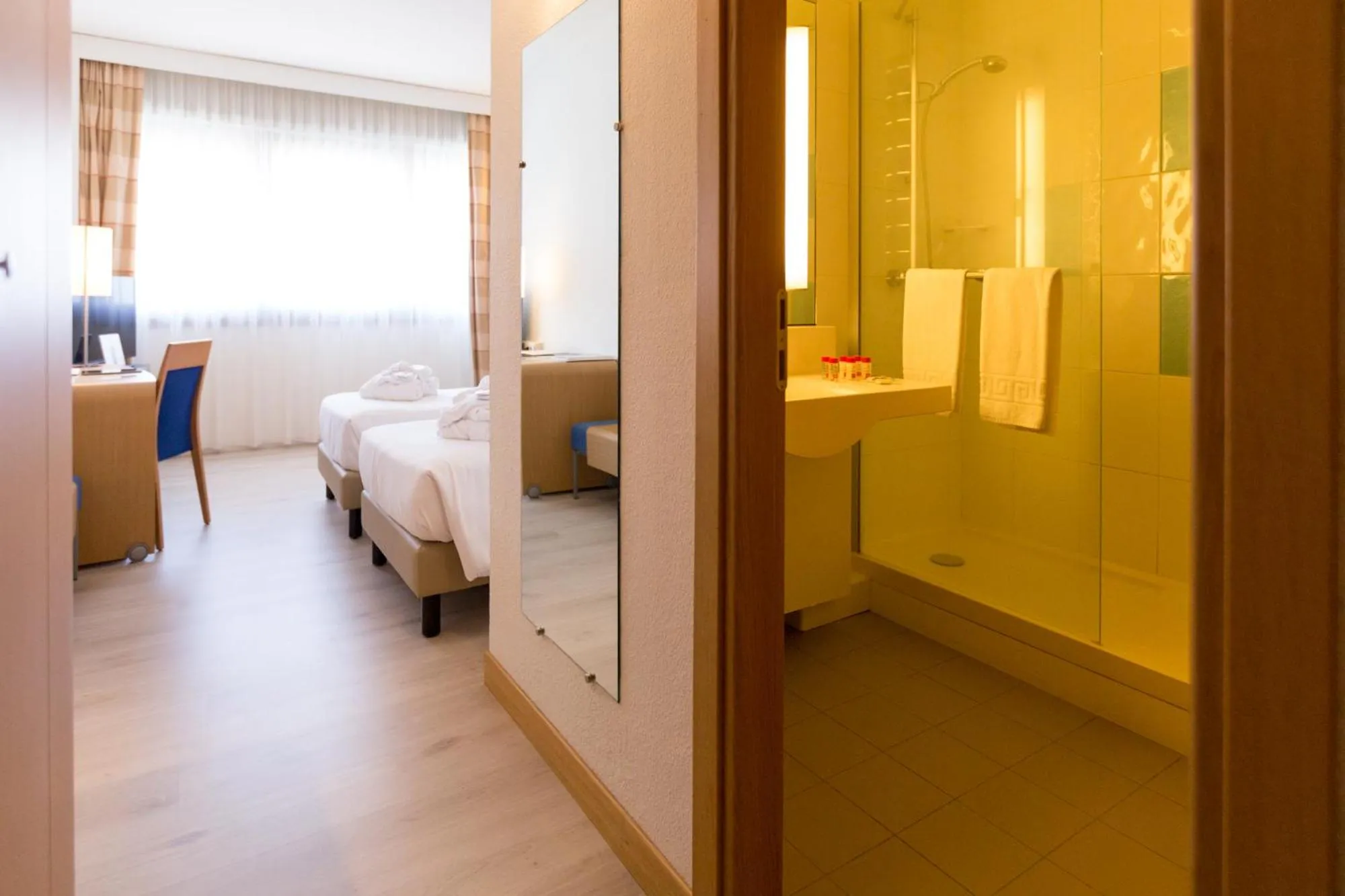 Bathroom, Bed in Living Place Hotel