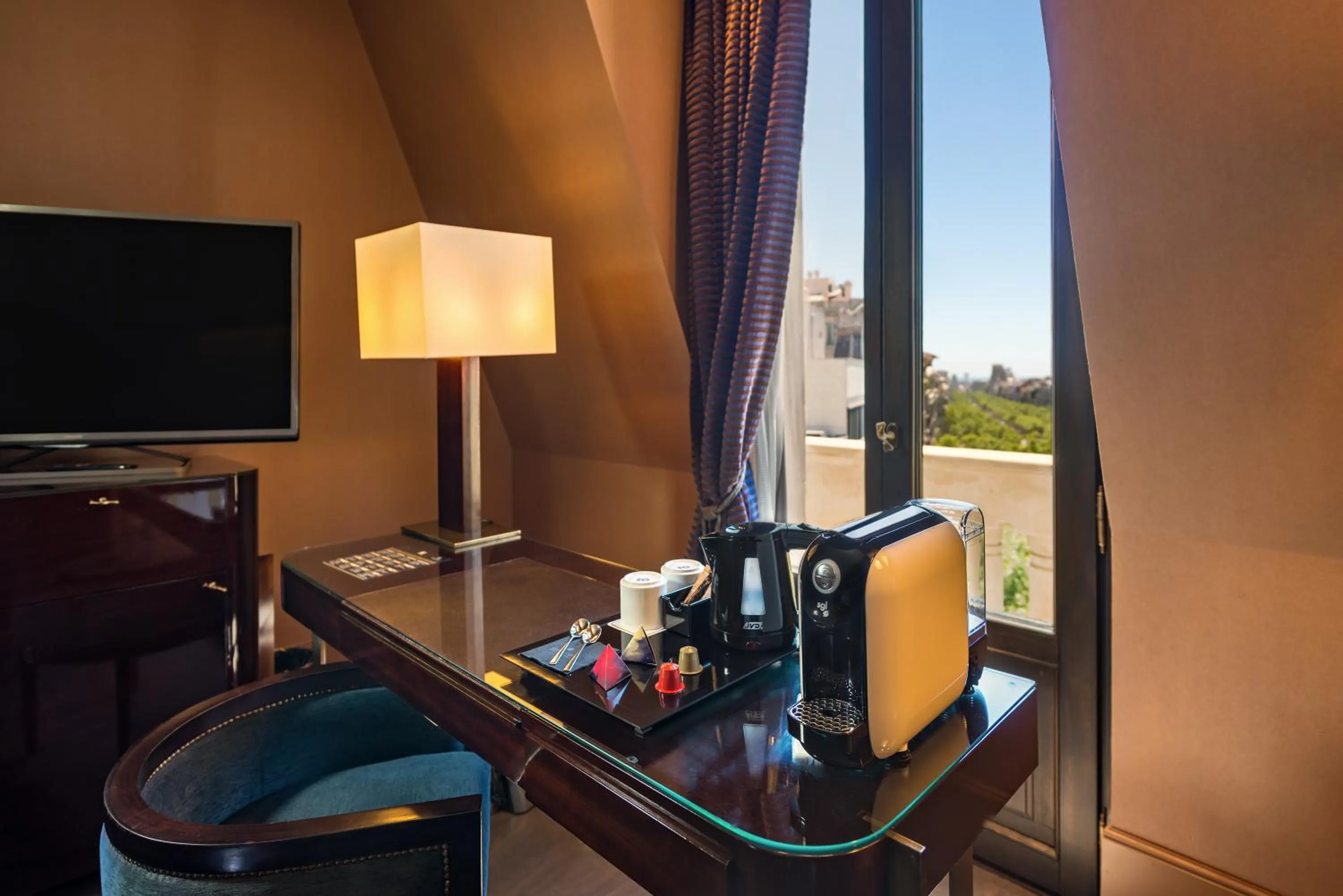 TV and multimedia in Hotel Casa Fuster G.L Monumento