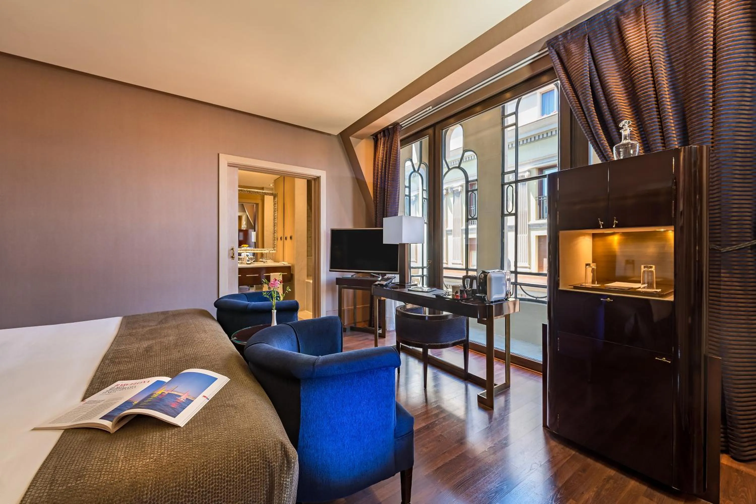 TV and multimedia in Hotel Casa Fuster G.L Monumento