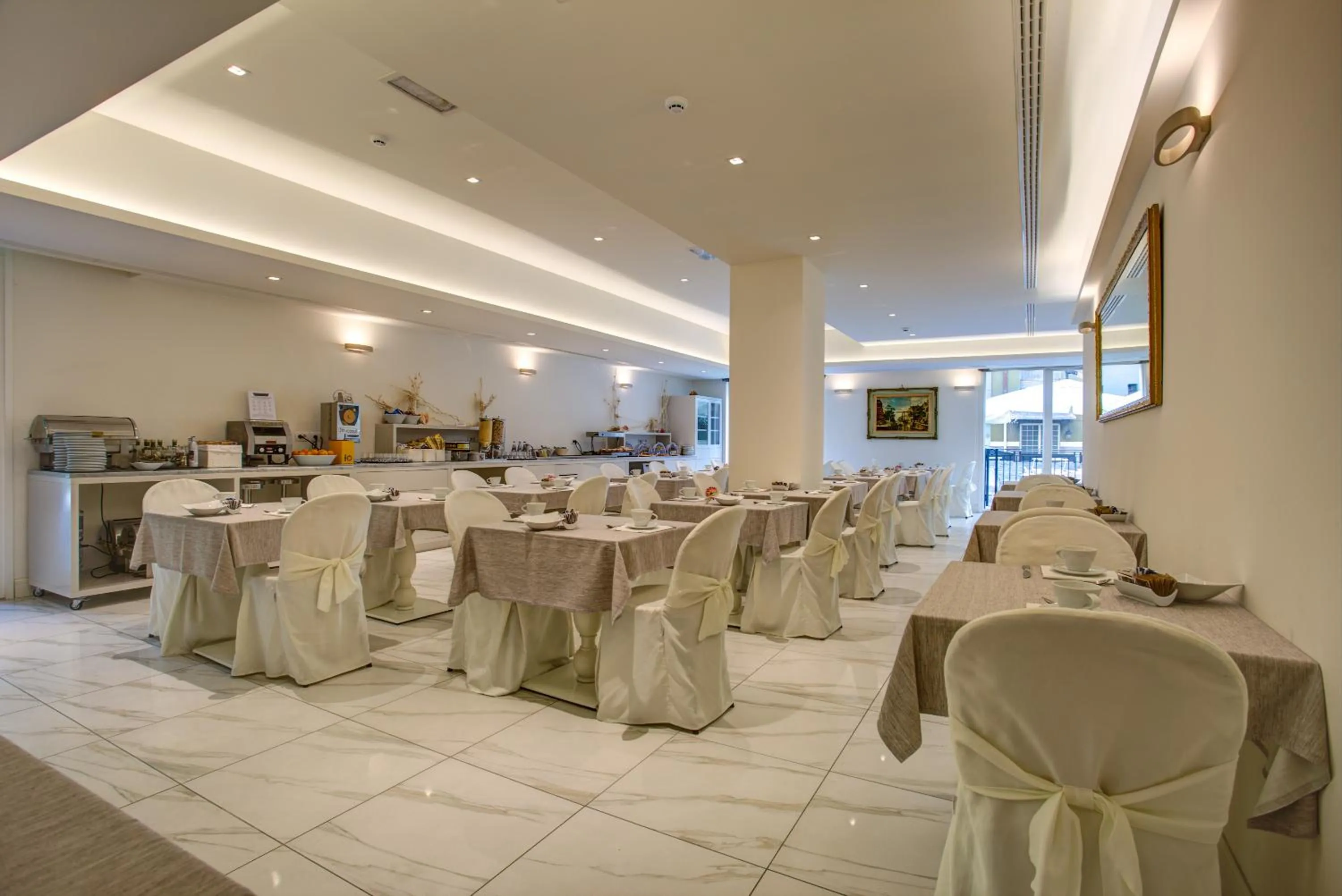 Restaurant/places to eat in Rimini Suite Hotel