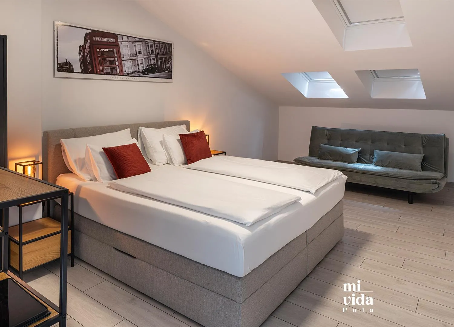 Bedroom, Bed in Seaside view - Family & Friends Apartment
