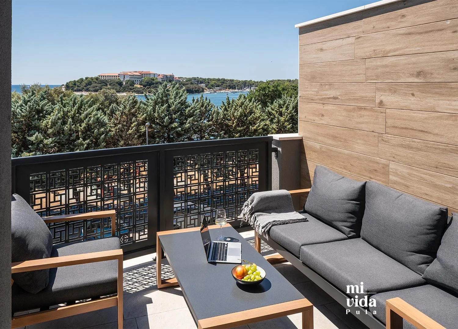 Balcony/Terrace in Seaside view - Family & Friends Apartment