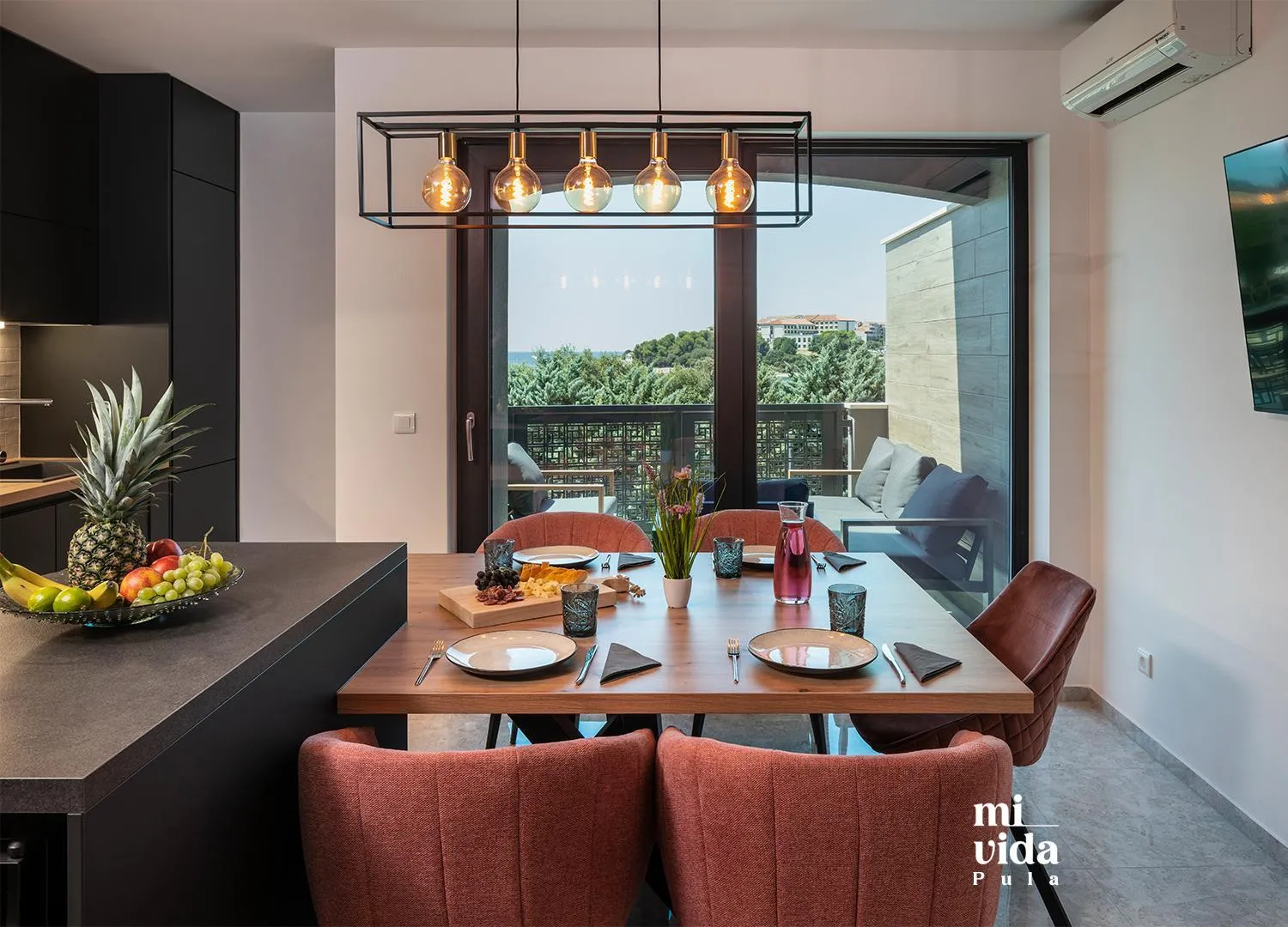 Dining area in Seaside view - Family & Friends Apartment