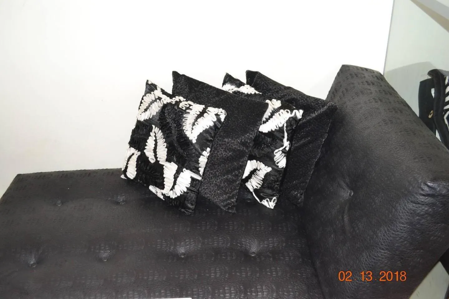 Staycation at Tagaytay 1733 Wind Residences with Taal Lake view WIFI and free parking