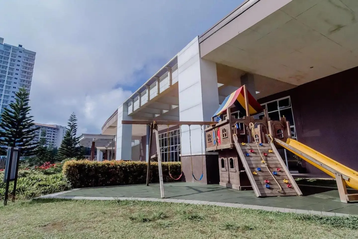 Staycation at Tagaytay 1733 Wind Residences with Taal Lake view WIFI and free parking