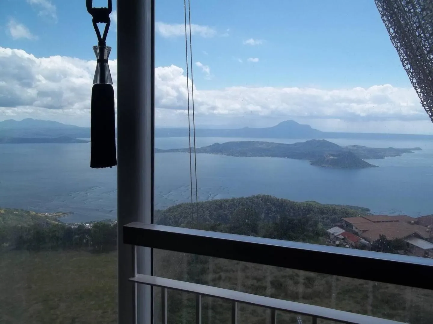 Staycation at Tagaytay 1733 Wind Residences with Taal Lake view WIFI and free parking