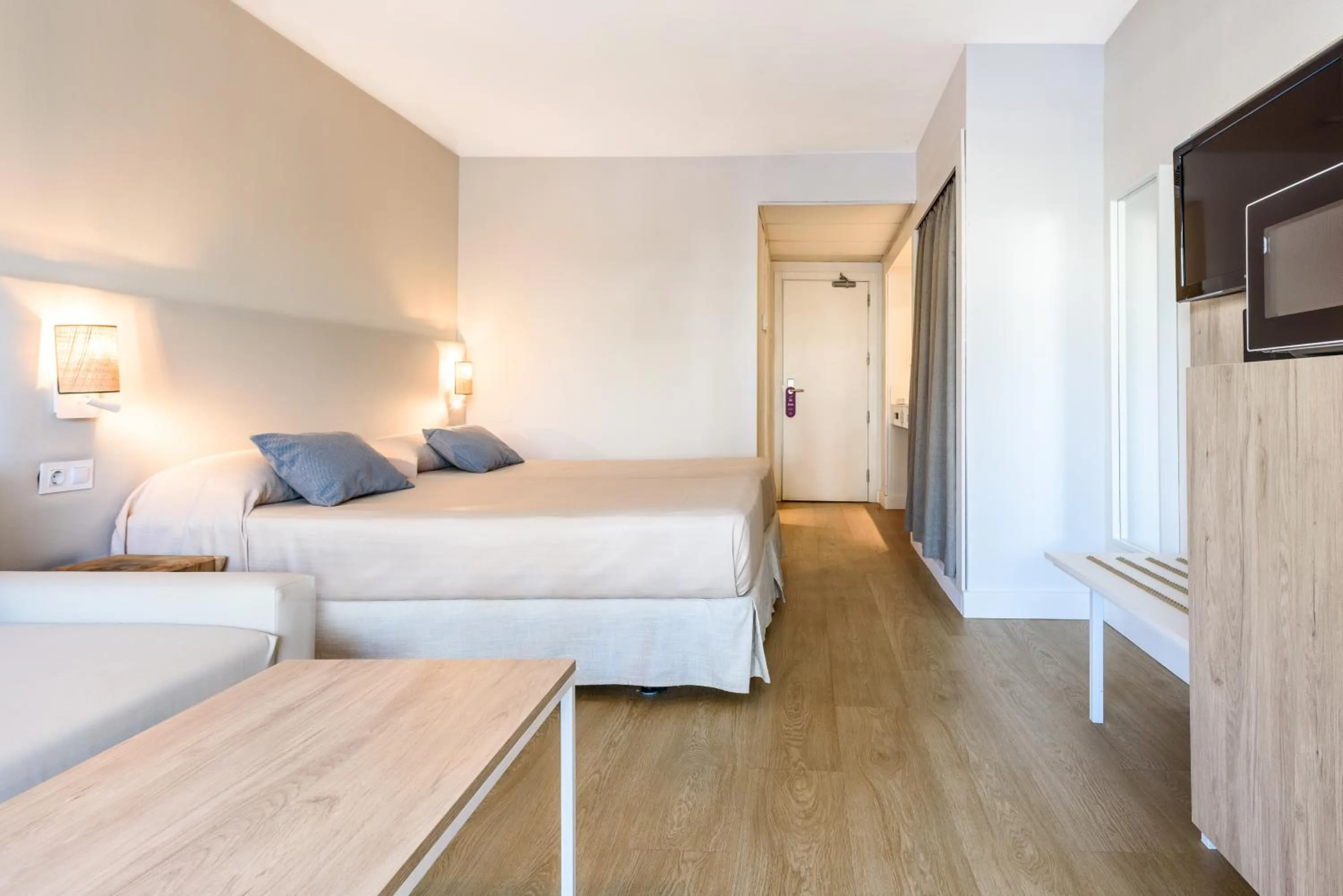 Bedroom, Bed in FERGUS Club Palmanova Park