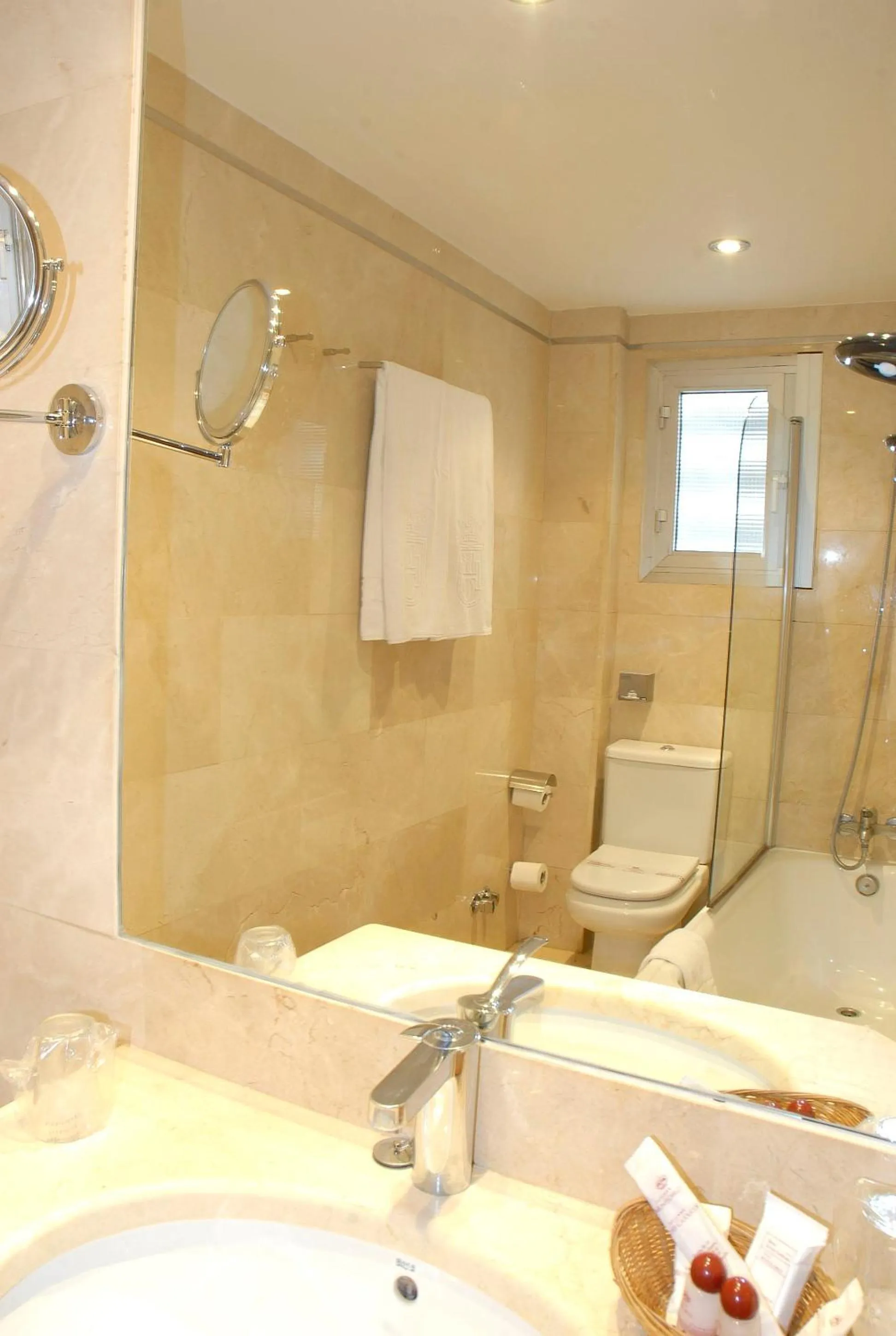 Bathroom in Reyes Católicos