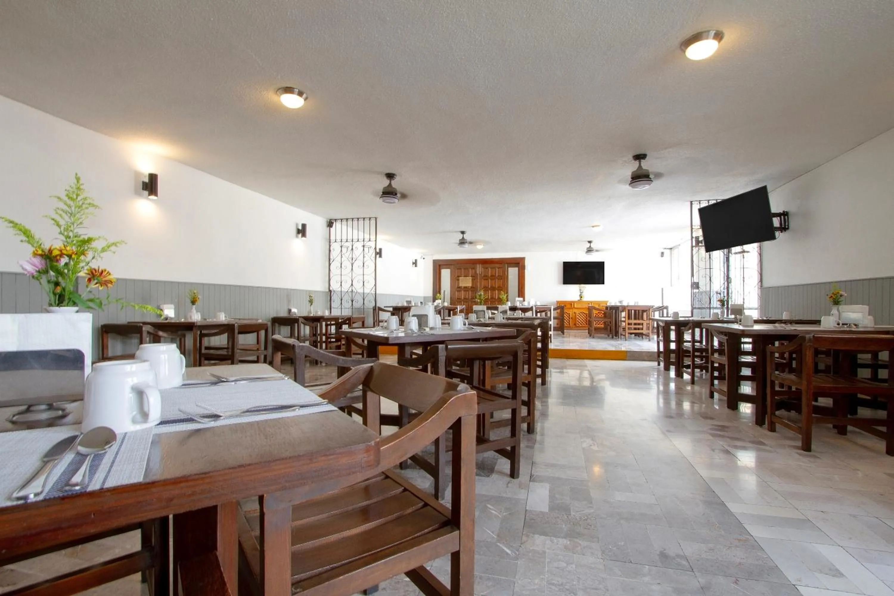 Restaurant/places to eat in Hotel Bedd Express Querétaro