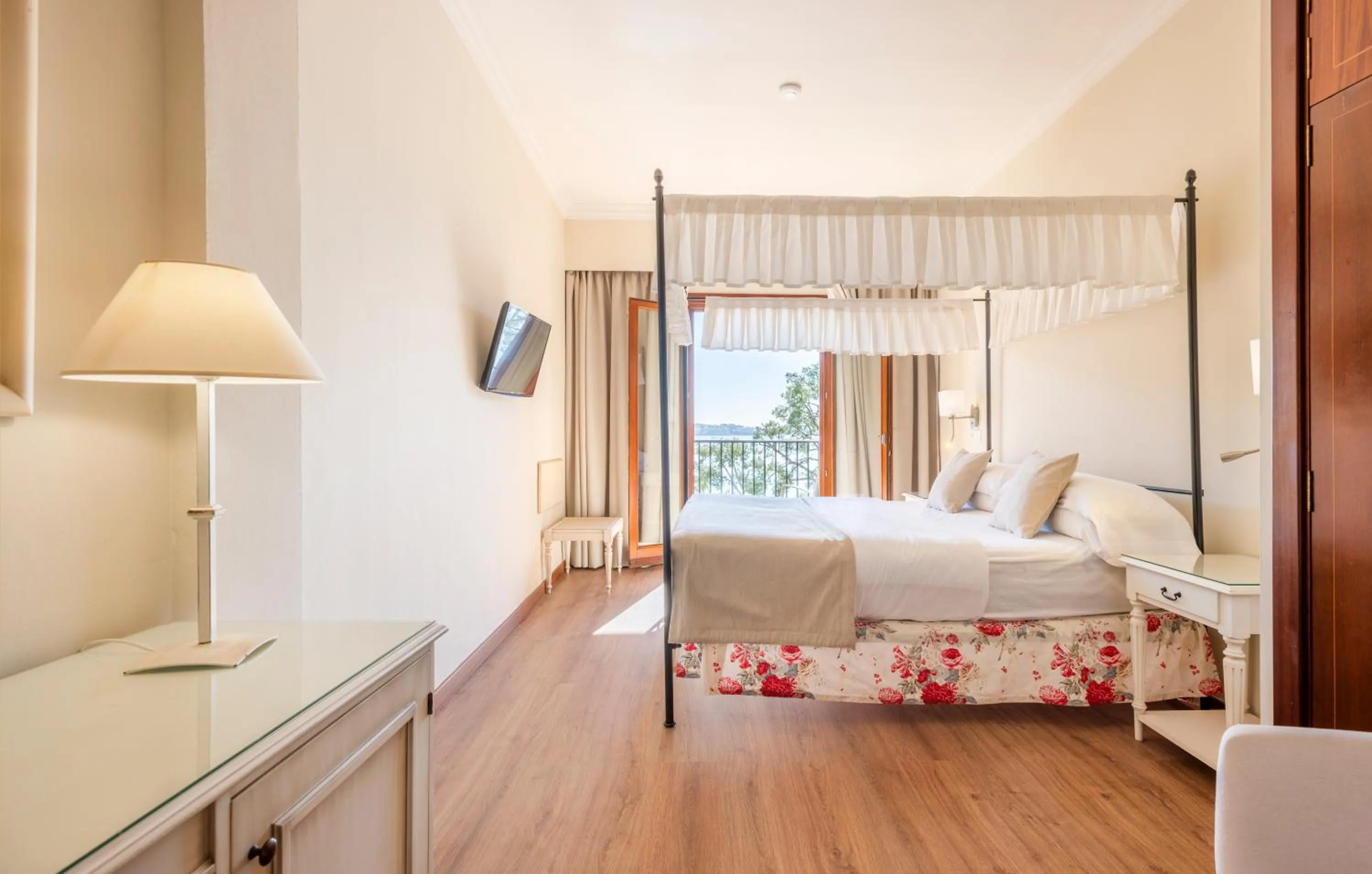 Bedroom, Bed in Hotel Cala Fornells