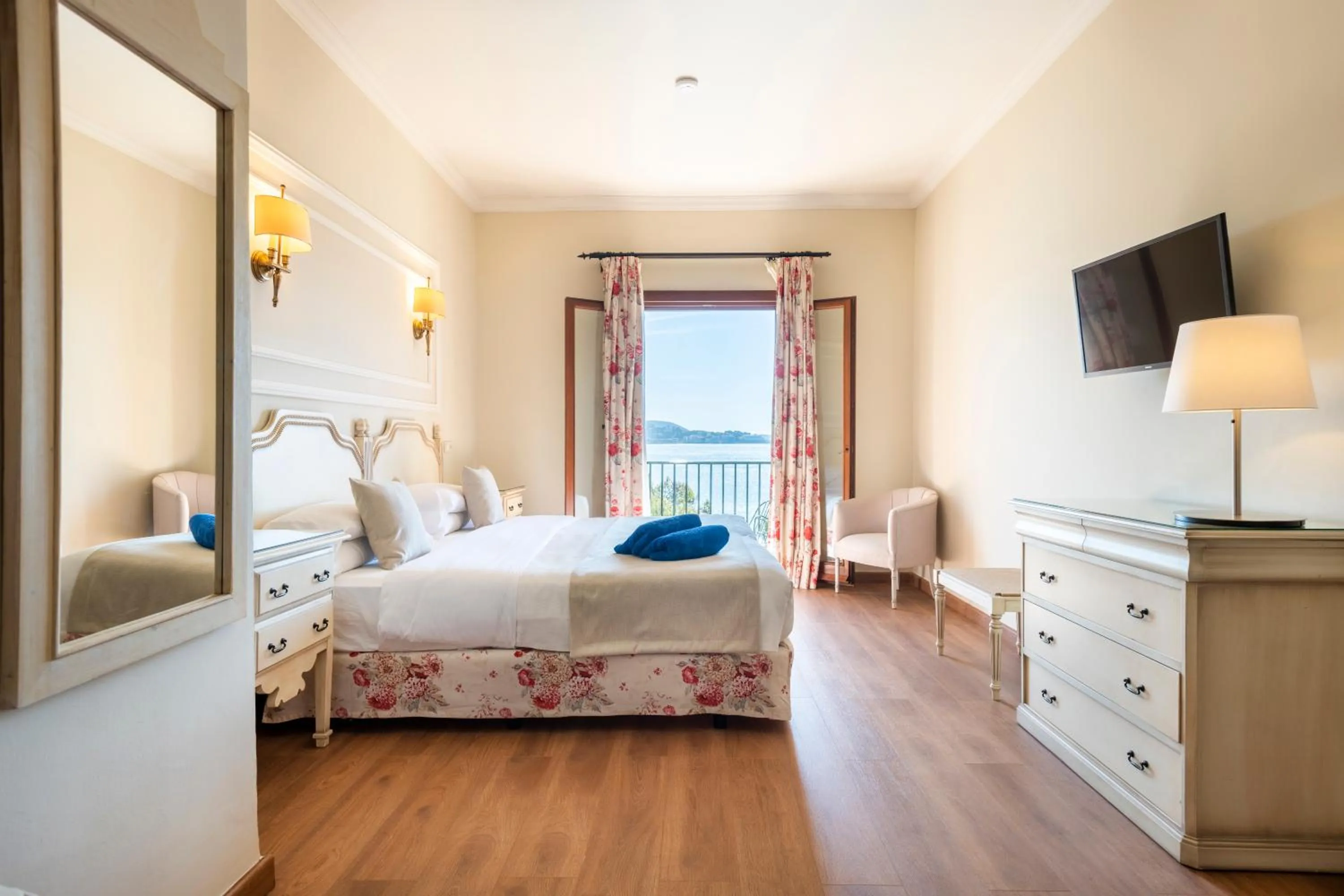 Bedroom, Bed in Hotel Cala Fornells