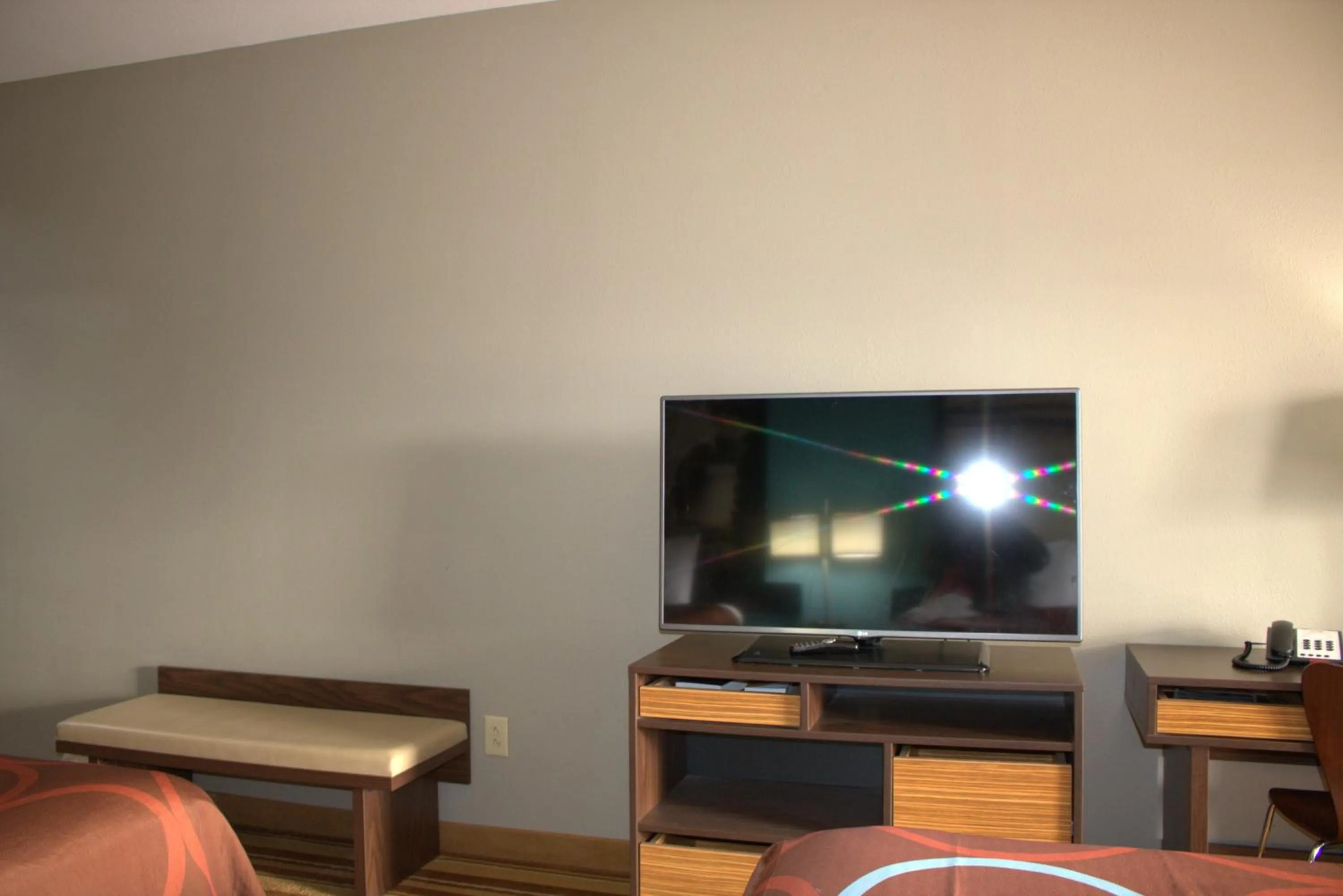 TV and multimedia in Super 8 by Wyndham Rainsville