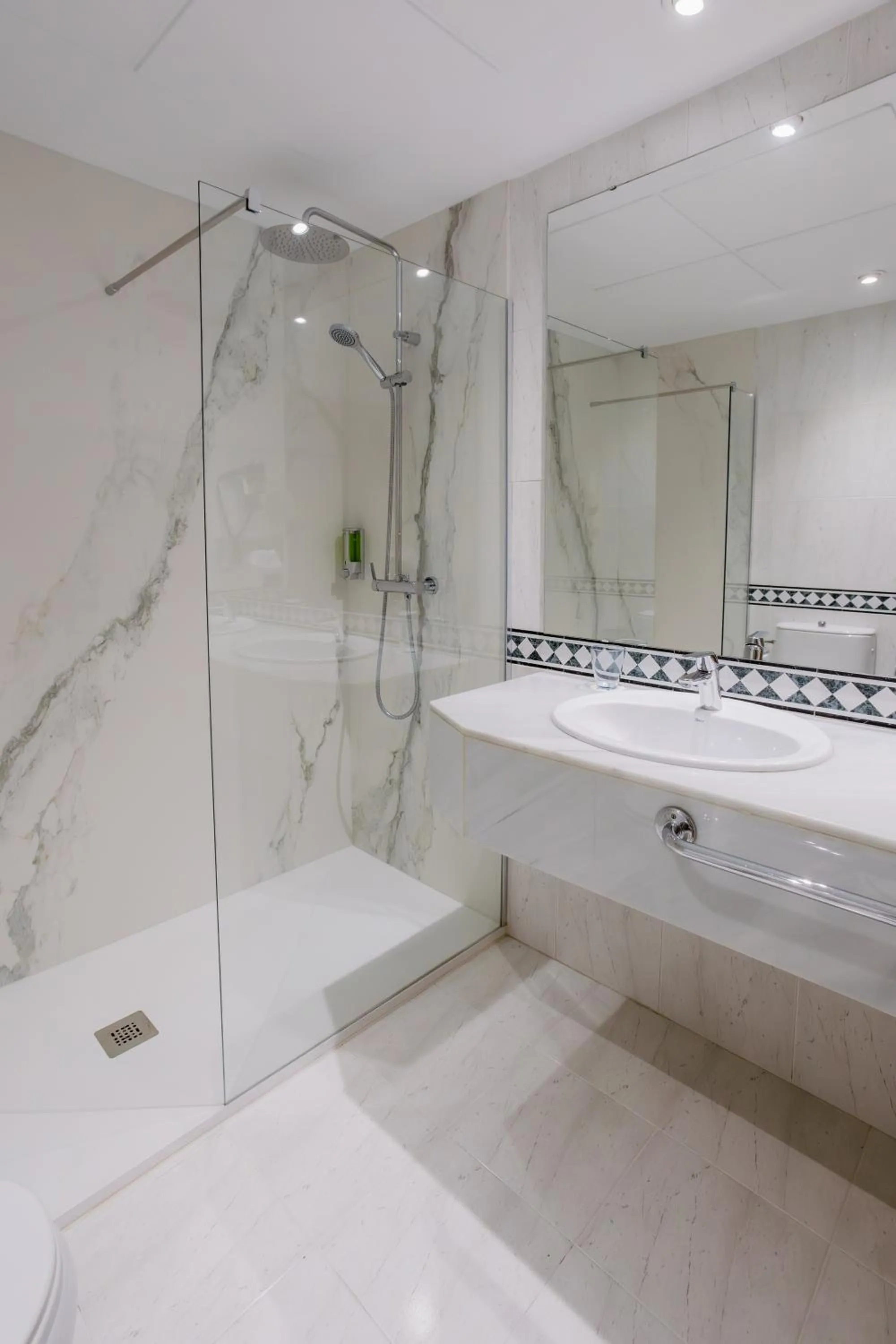 Shower in Civis Jaime I