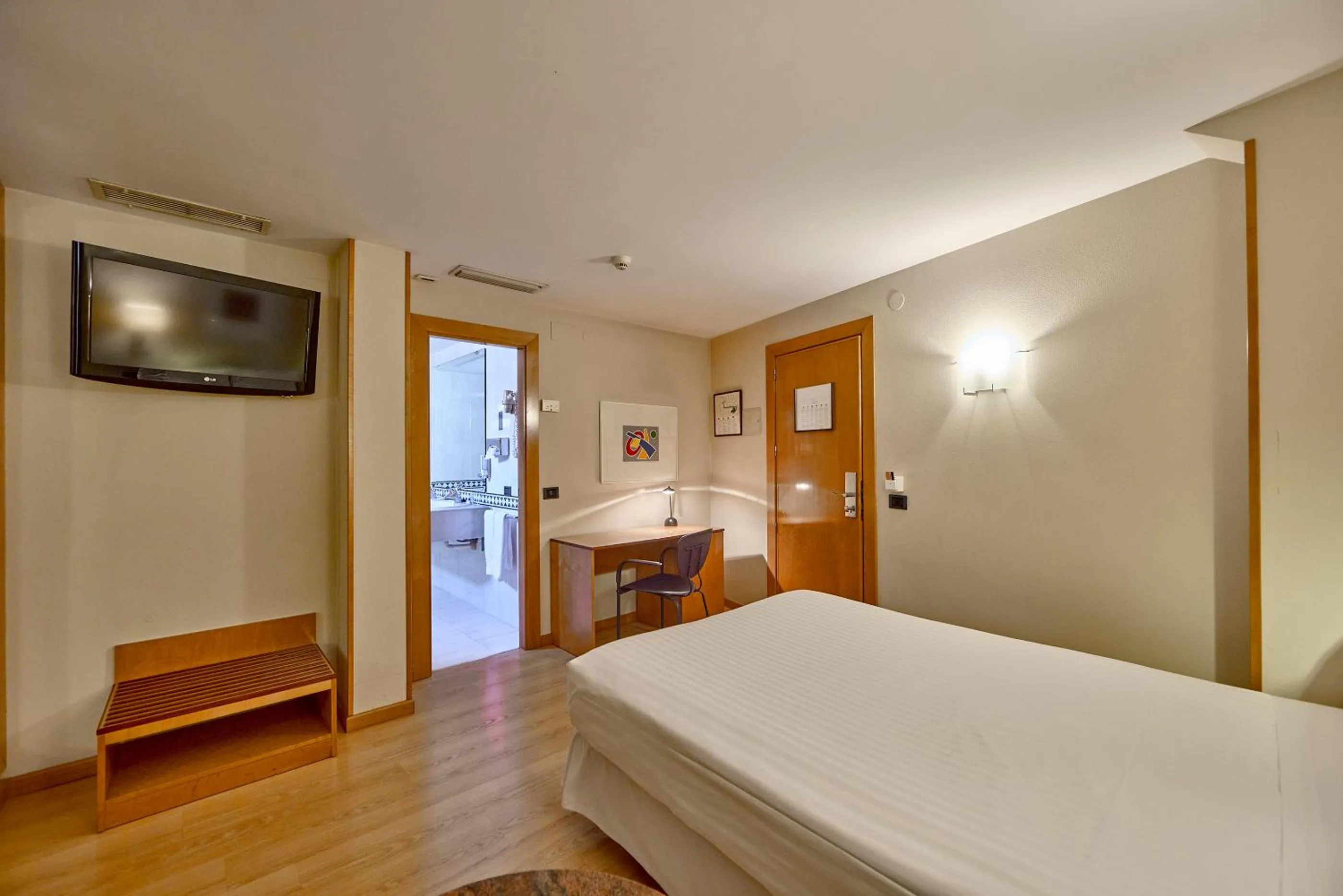 Photo of the whole room, Bed in Civis Jaime I