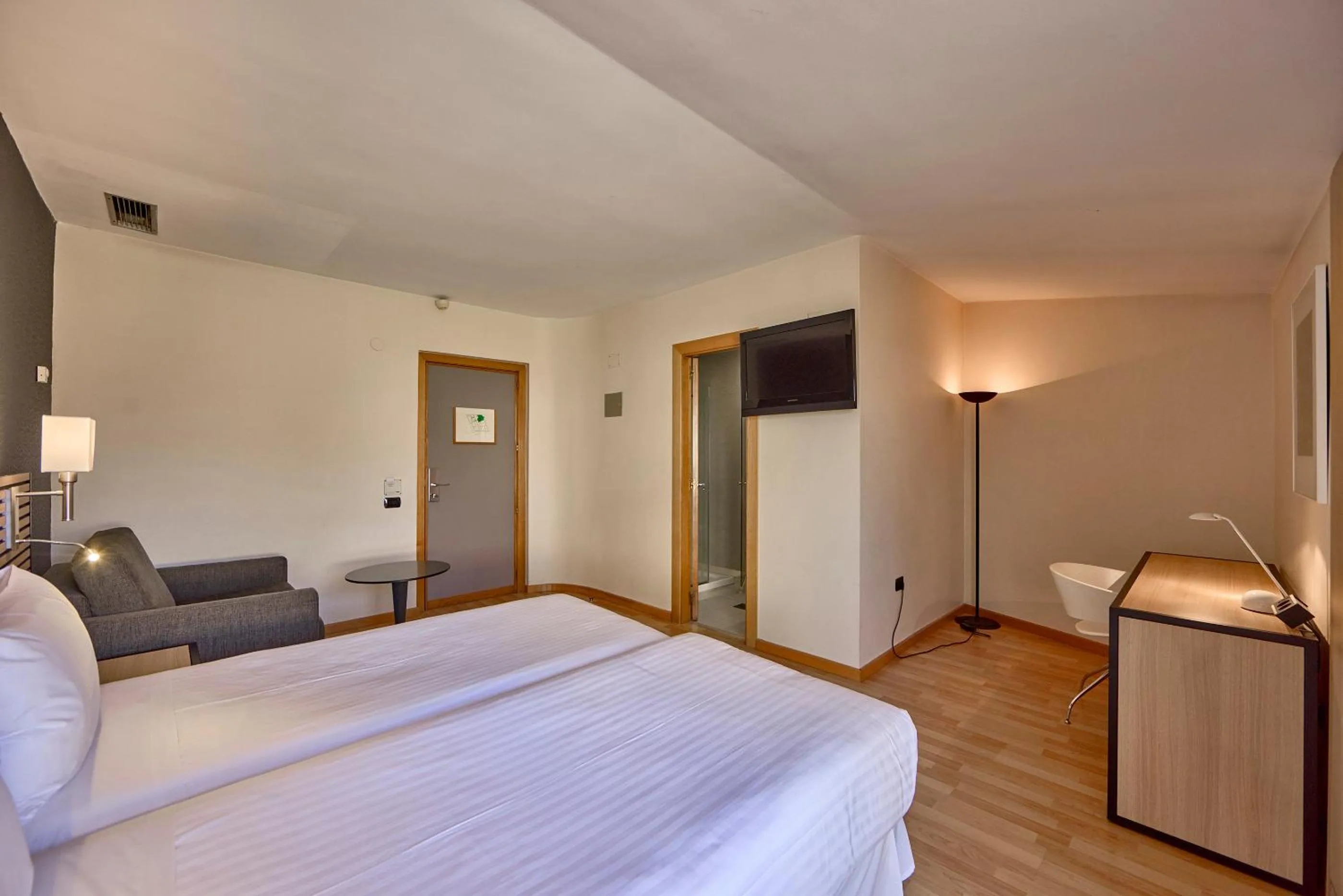 Photo of the whole room, Bed in Civis Jaime I