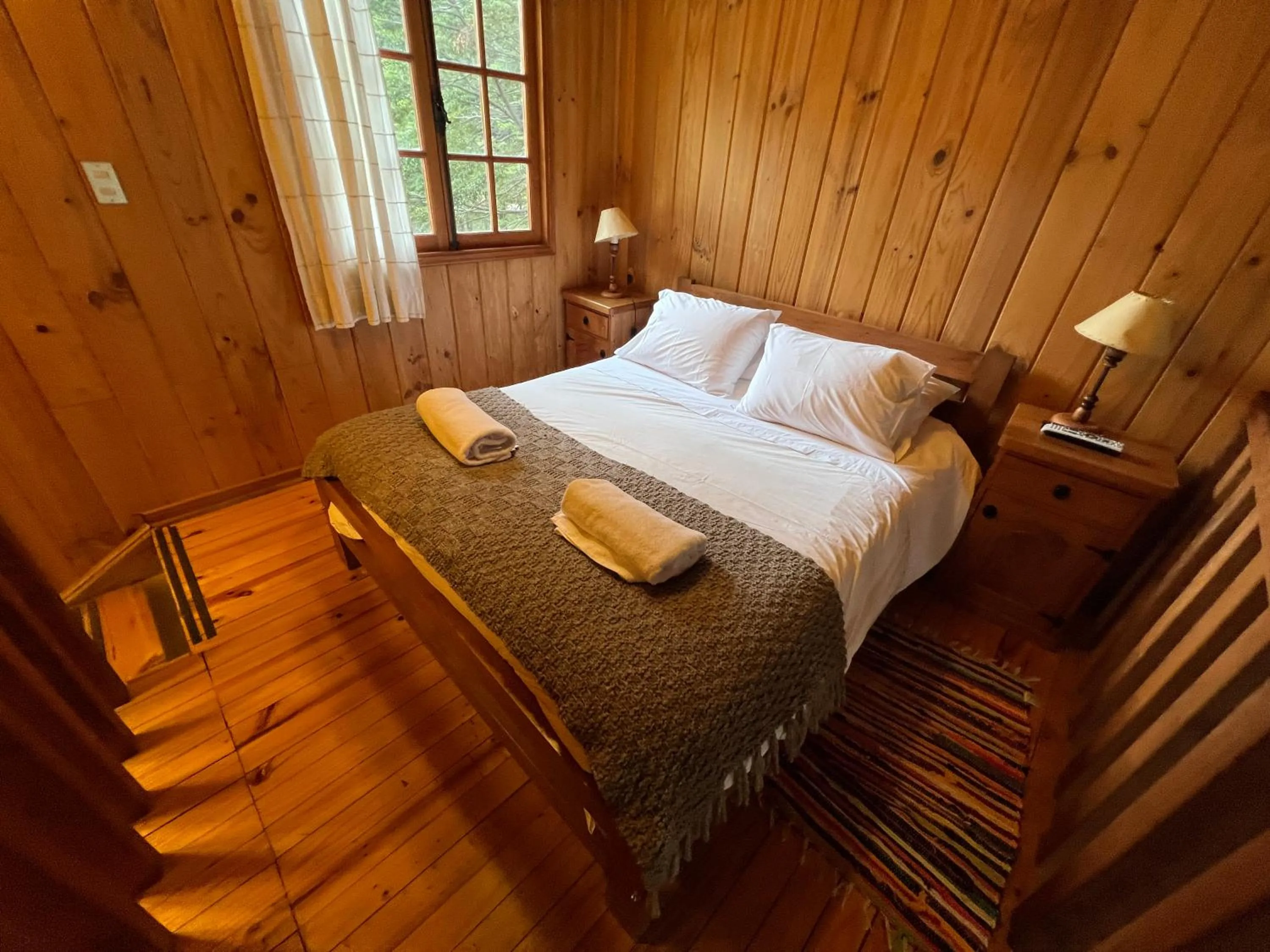 Bedroom, Bed in Green Baker Lodge