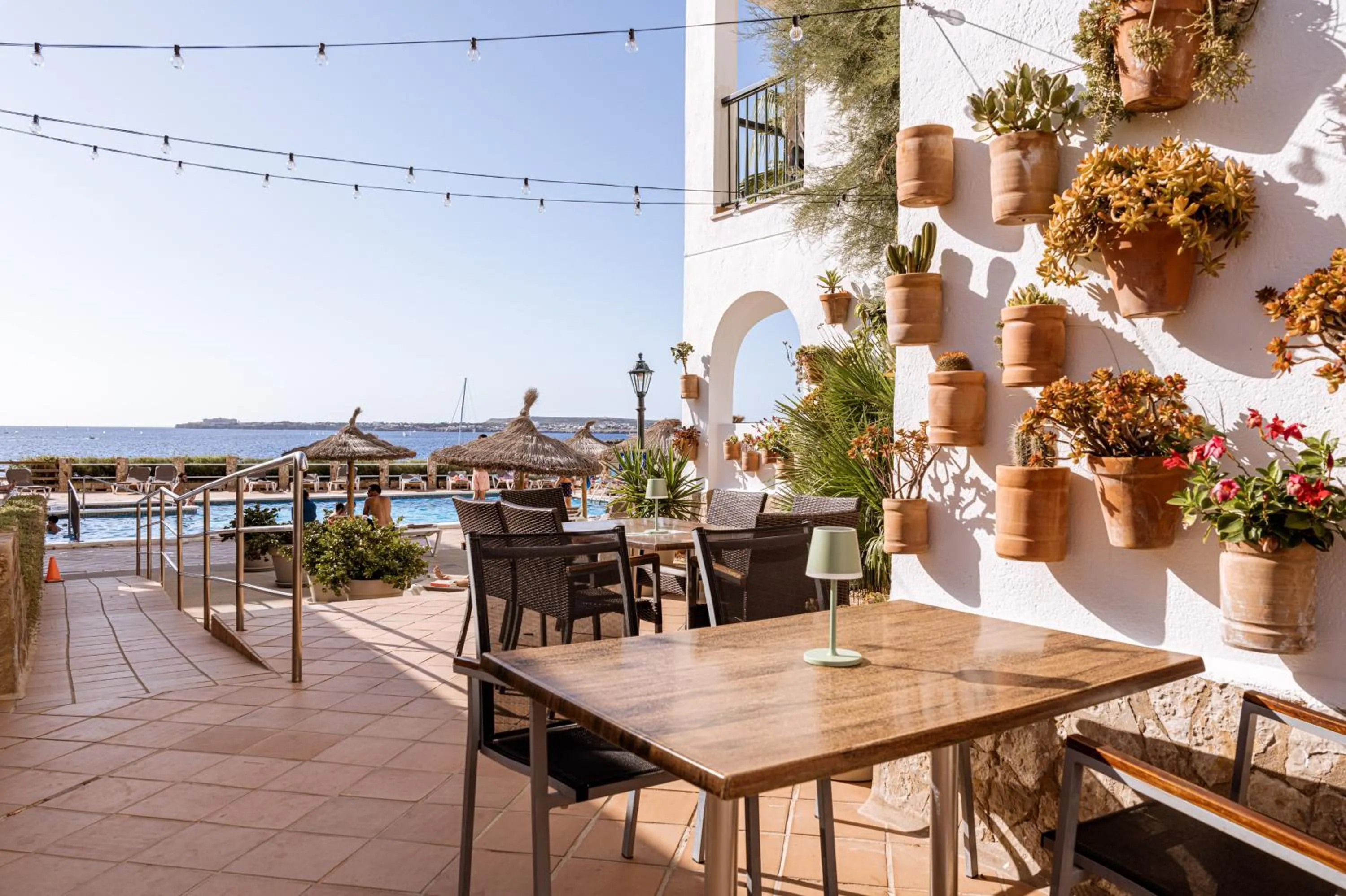 Restaurant/places to eat in Apartamentos Blancala