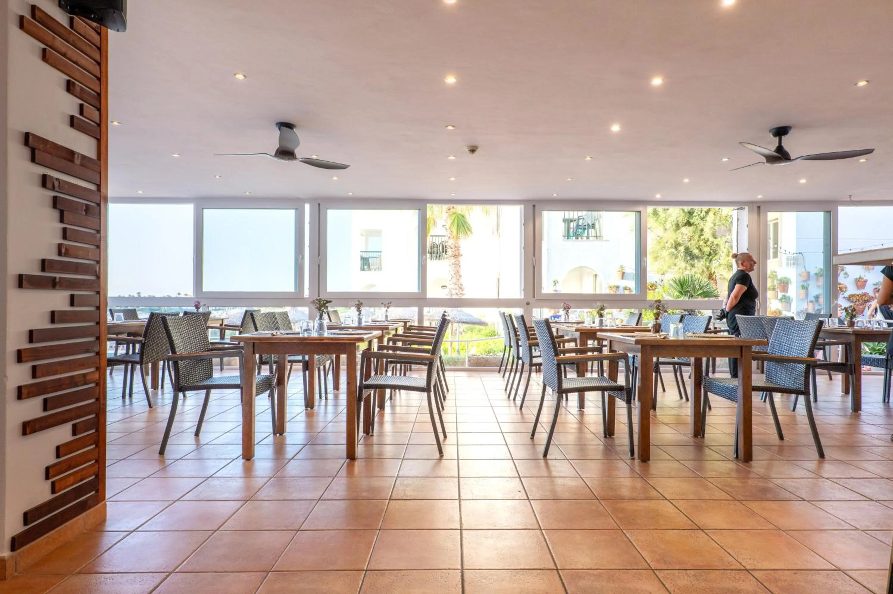 Restaurant/places to eat in Apartamentos Blancala