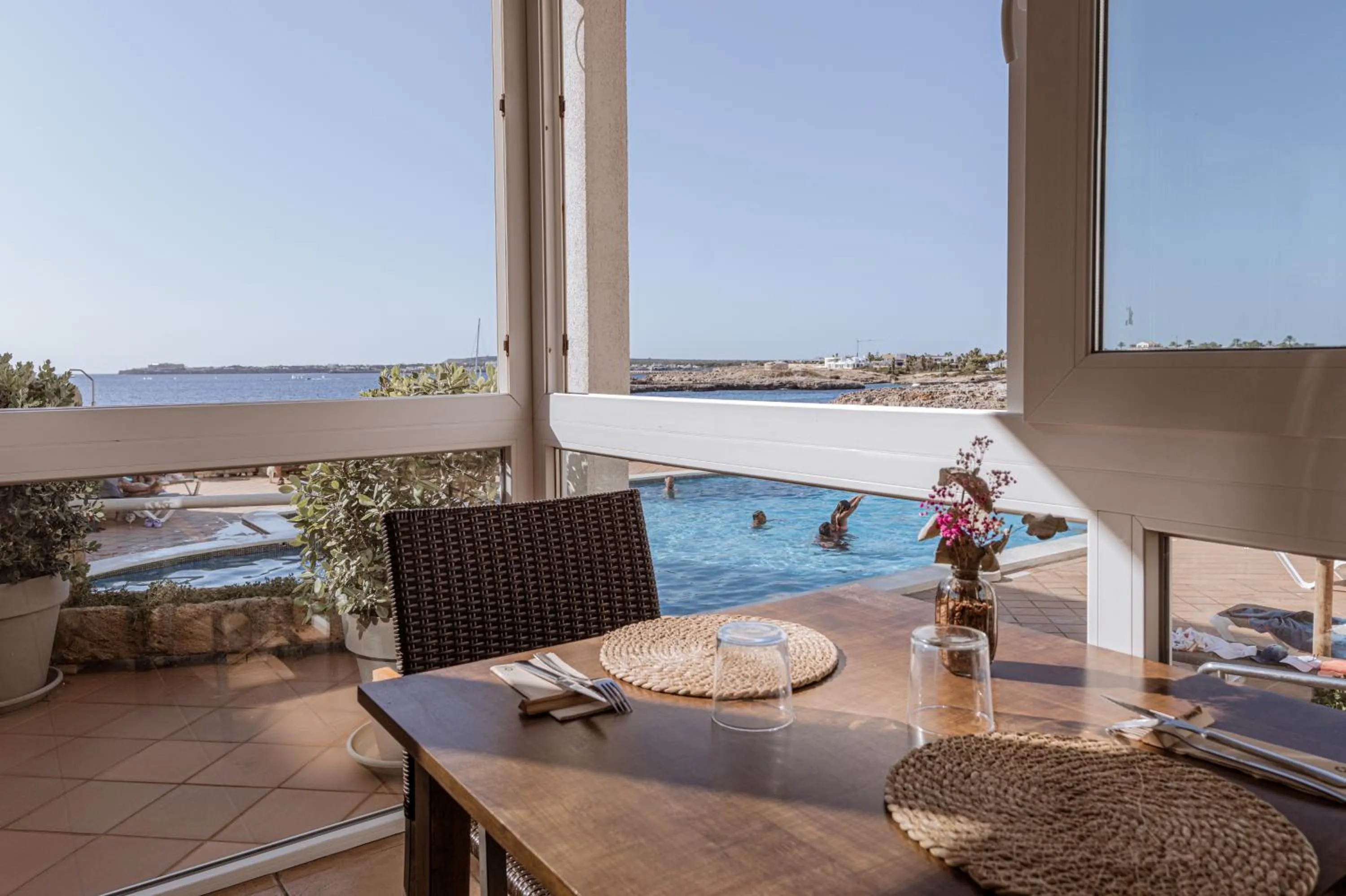 Restaurant/places to eat in Apartamentos Blancala