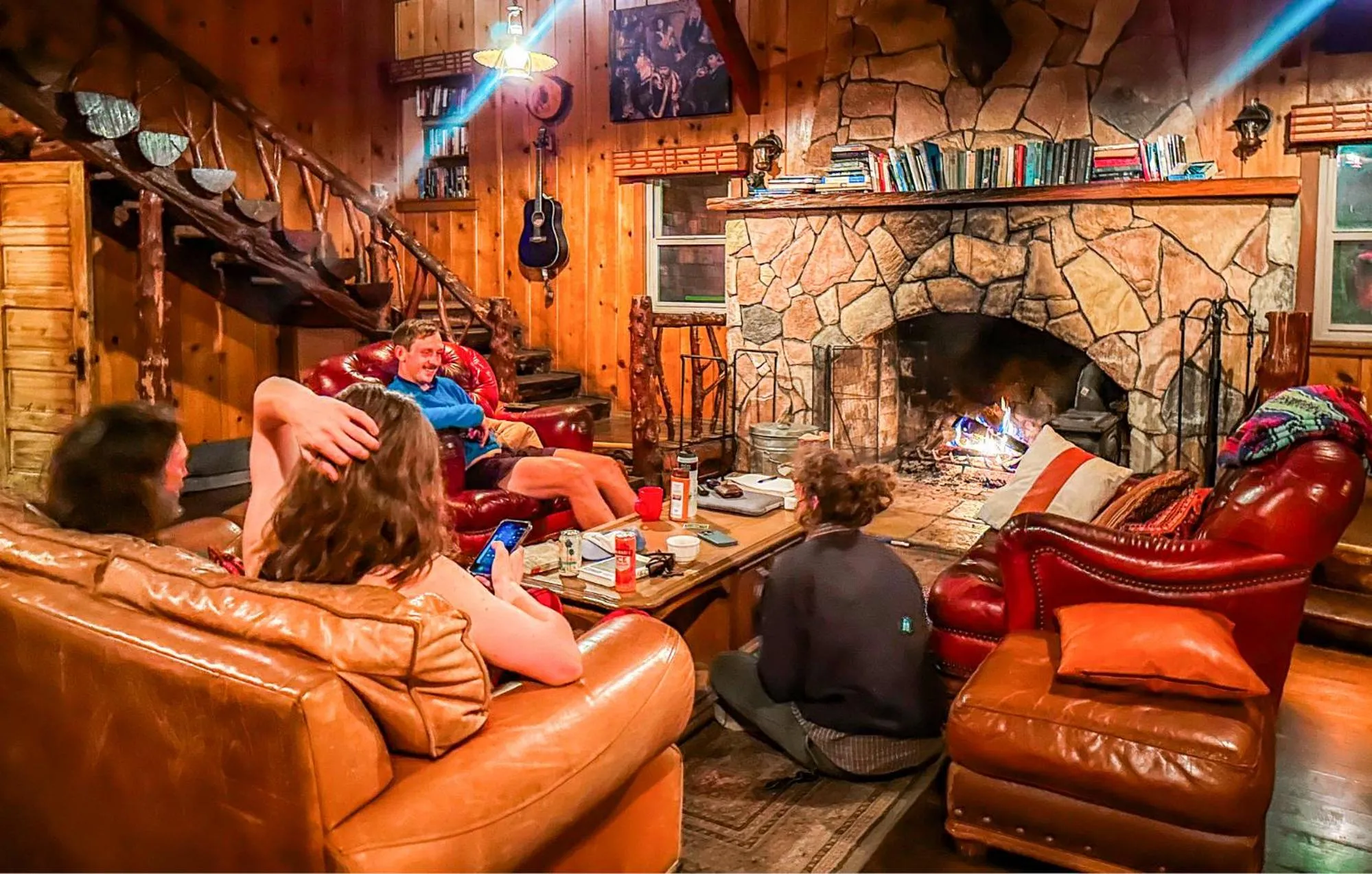 Communal lounge/ TV room in ITH Big Bear Lake Hostel & Lodge