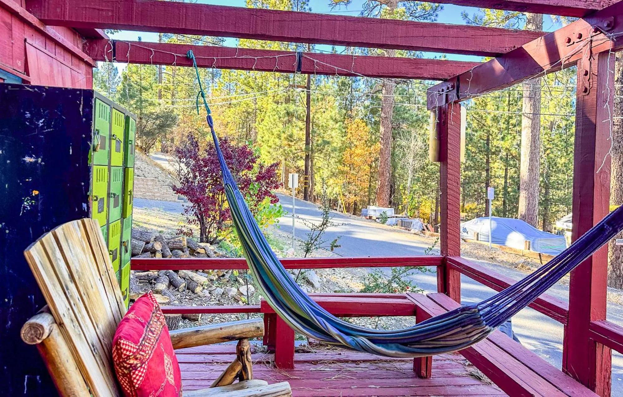 Patio in ITH Big Bear Lake Hostel & Lodge