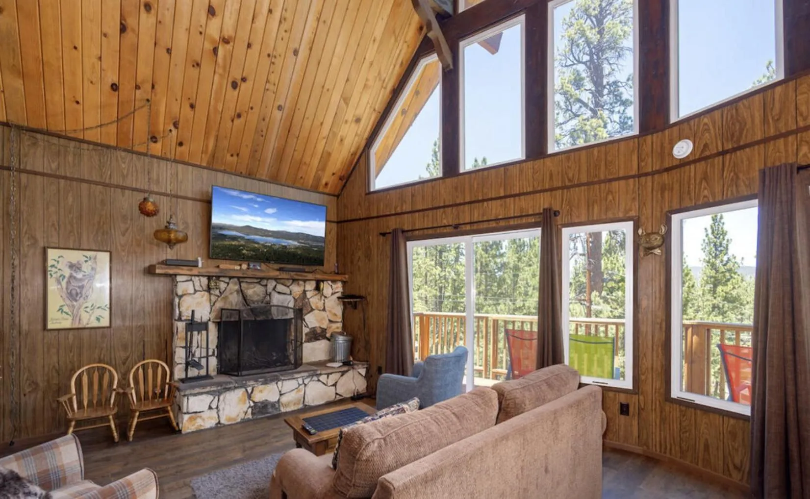 Communal lounge/ TV room in ITH Big Bear Lake Hostel & Lodge